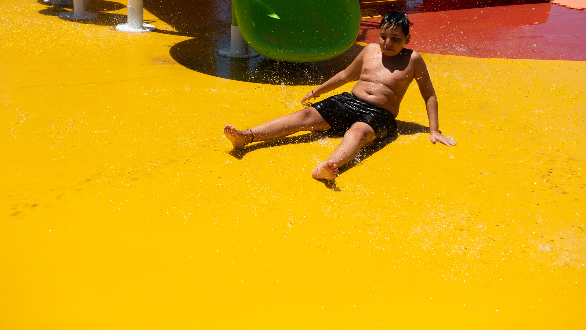 La plaza mojada permite que los chicos se deslicen por toboganes regados por agua