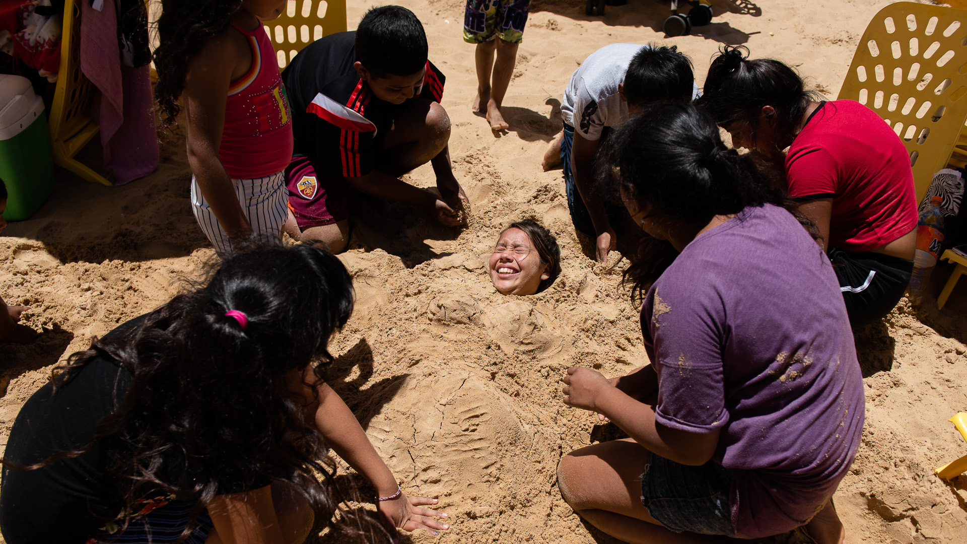 Los chicos disfrutan a pleno sol improvisando con juegos típicos de playa