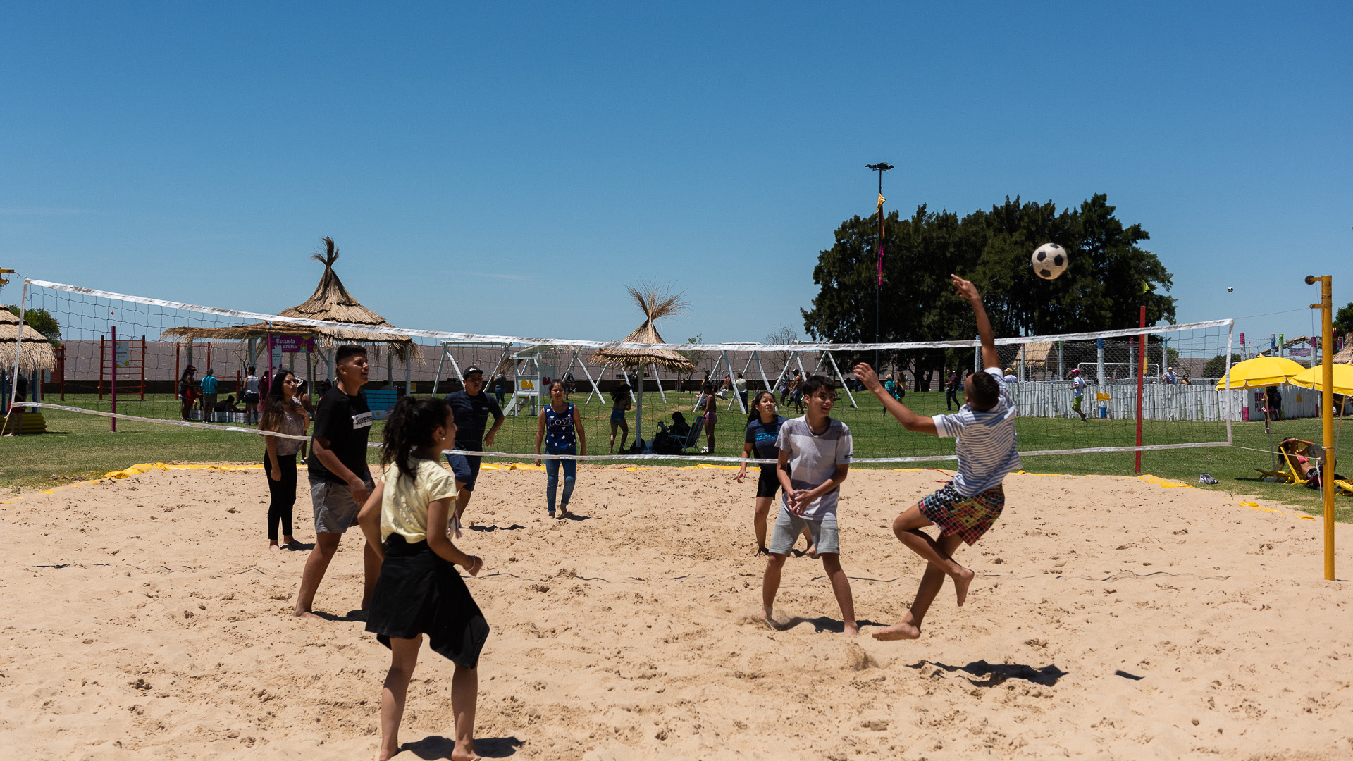 Durante toda la jornada, los jóvenes se entretienen jugando partidos de beach voley