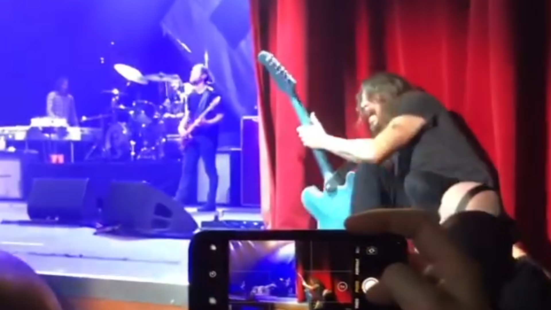 La caída de Dave Grohl durante un show