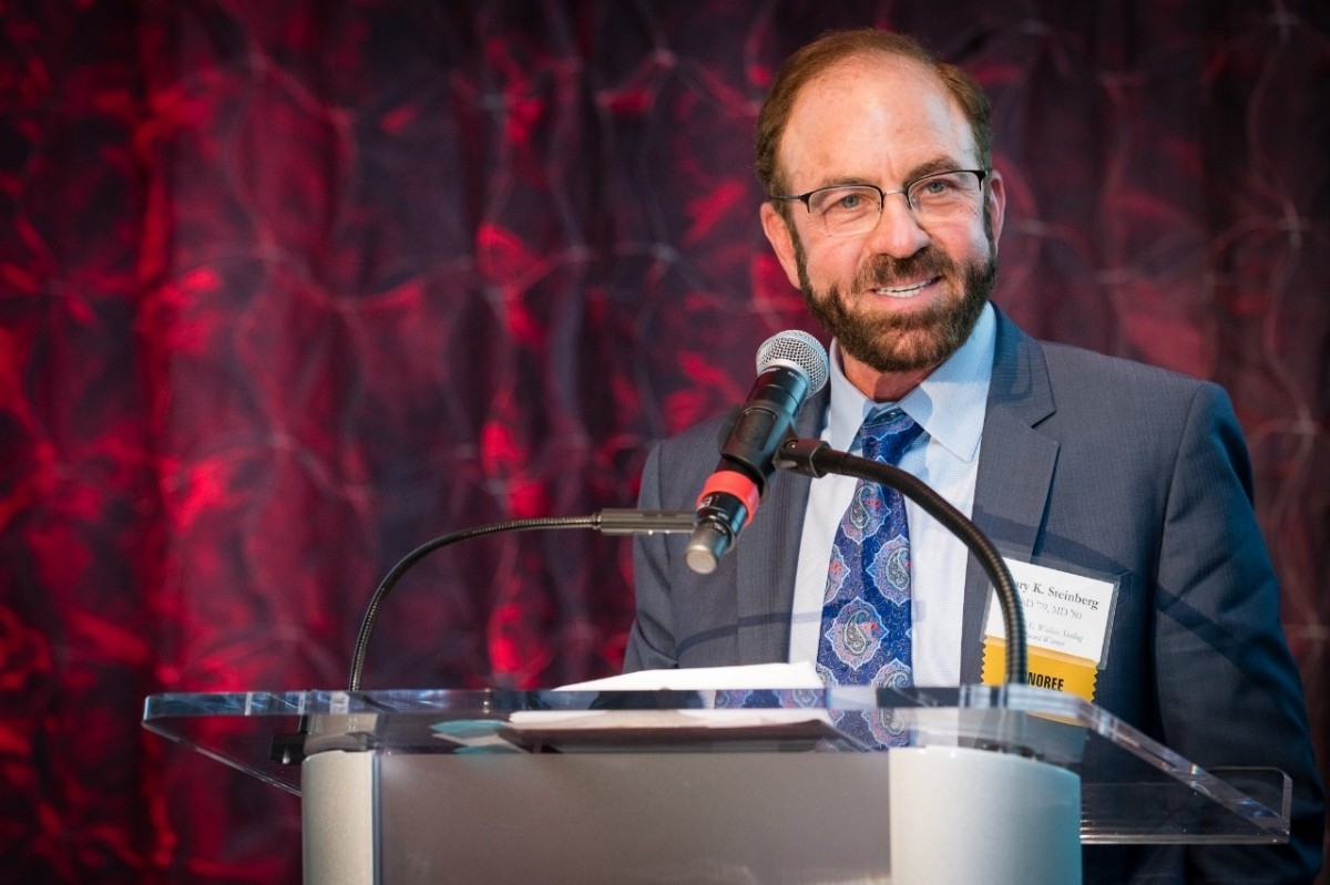 El neurocirujano Gary Steinberg fue cofundador del centro pionero. (Universidad de Stanford)