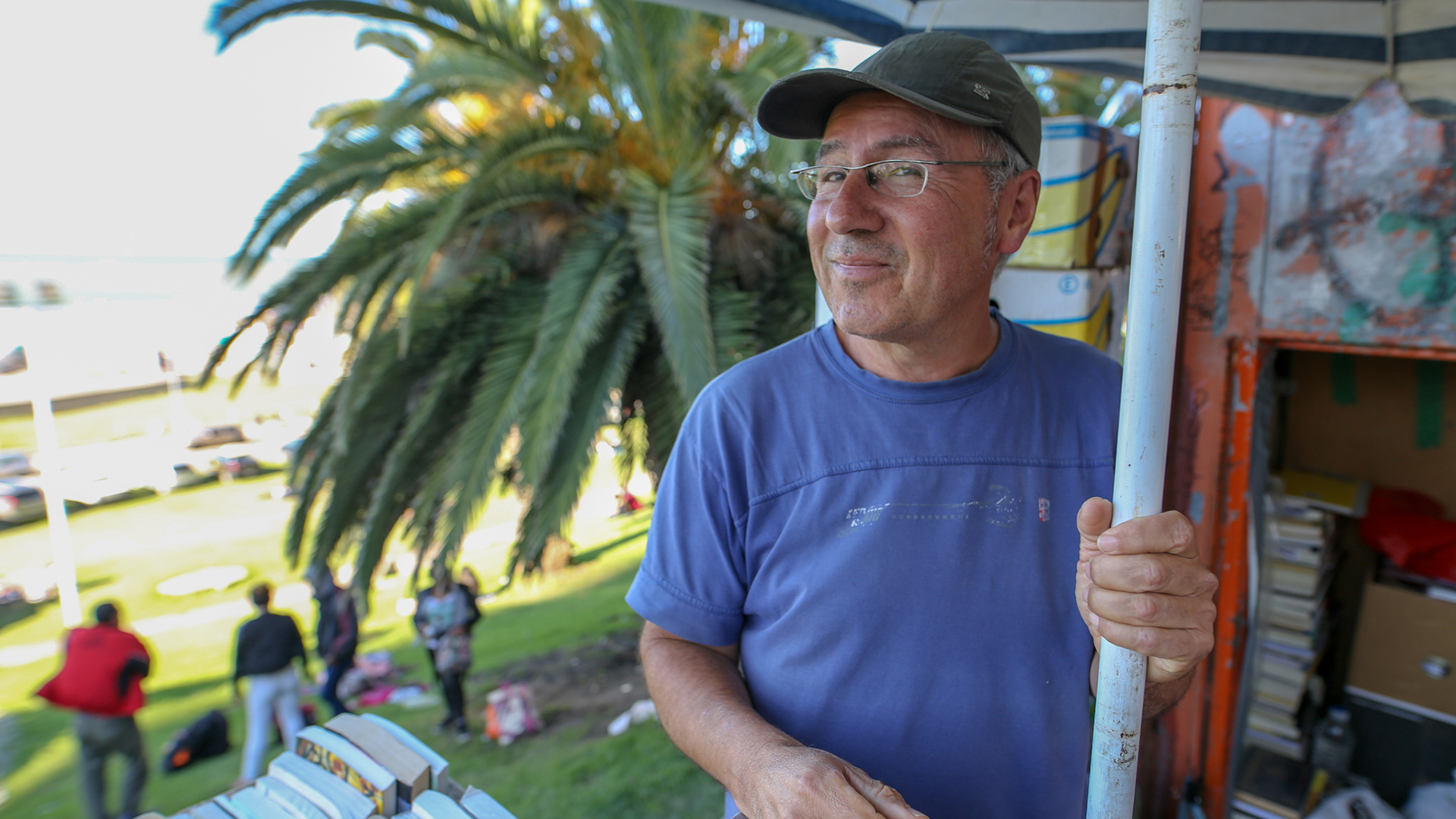 Desde la mañana y hasta la caída del sol David abre su librería sobre la costanera marplatense (Christian N. Heit)