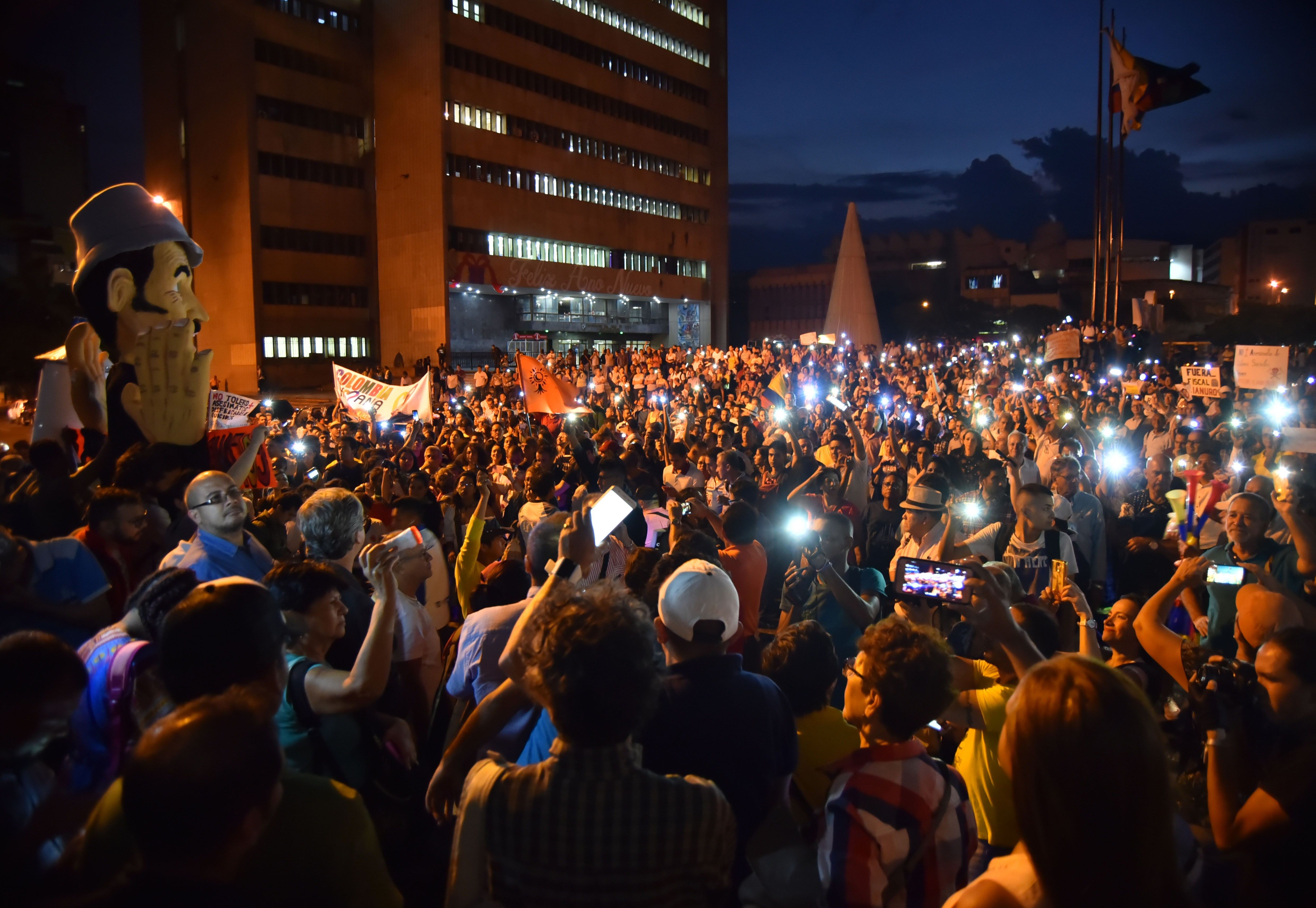 Cientos de manifestantes participaron de una protesta para exigir la renuncia del fiscal general de Colombia, Néstor Humberto Martínez, por el escándalo de corrupción de Odebrecht. (EFE/ Ernesto Guzman)