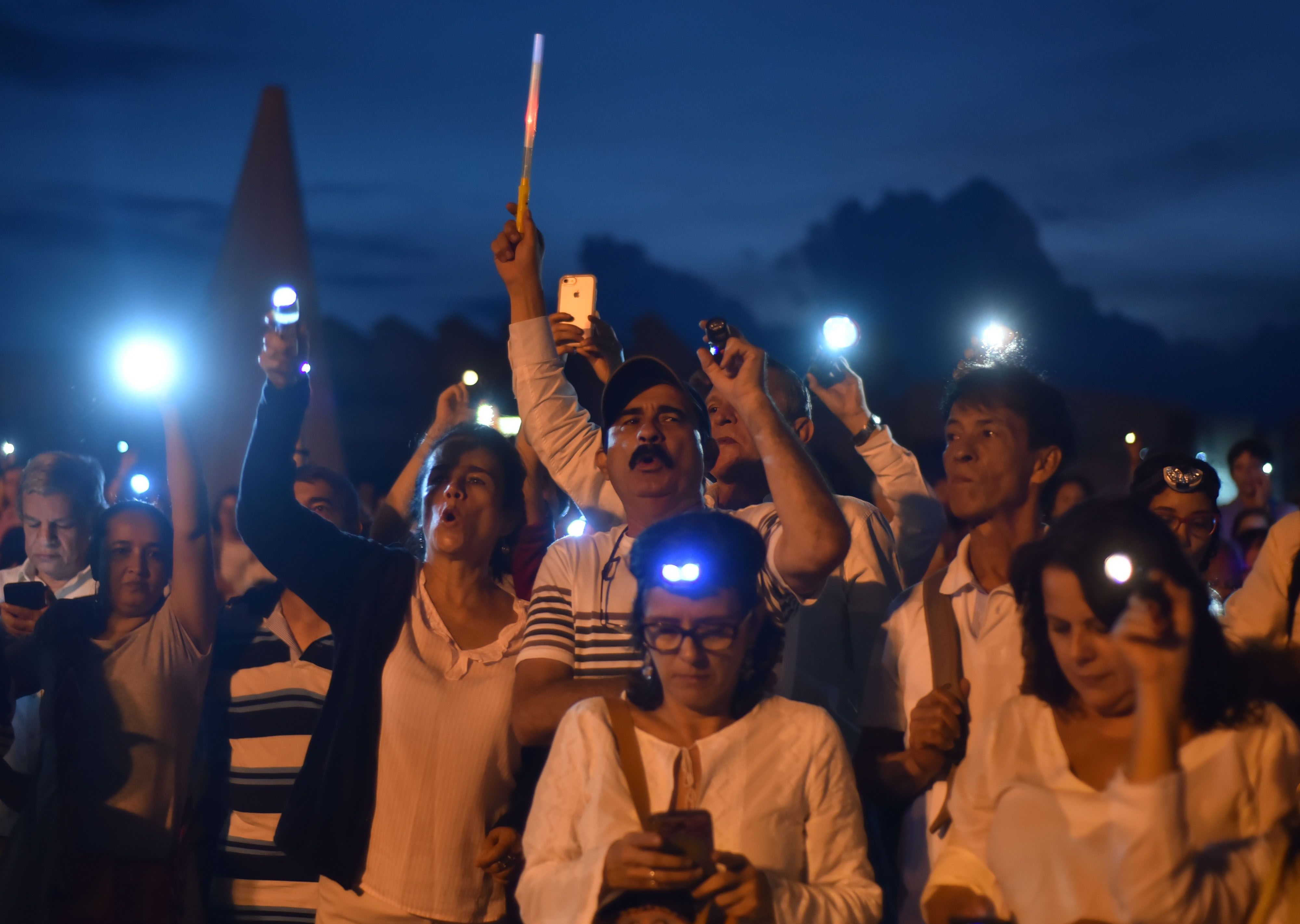Cientos de manifestantes en una protesta para exigir la renuncia del fiscal general de Colombia, Néstor Humberto Martínez, por el escándalo de corrupción de Odebrecht. (EFE/ Ernesto Guzman Jr)