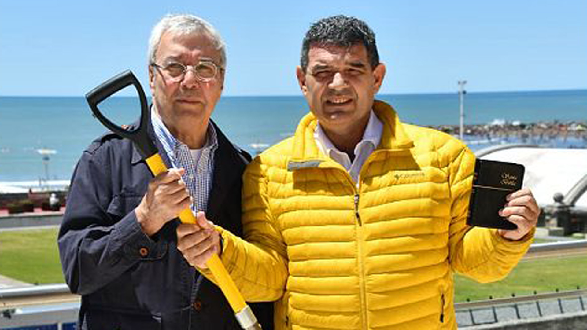 Alfredo Olmedo y Tata Yofre cuando lanzan la fórmula en Mar del Plata, el pasado 11 de enero. El salteño hace campaña con la Biblia y la pala.