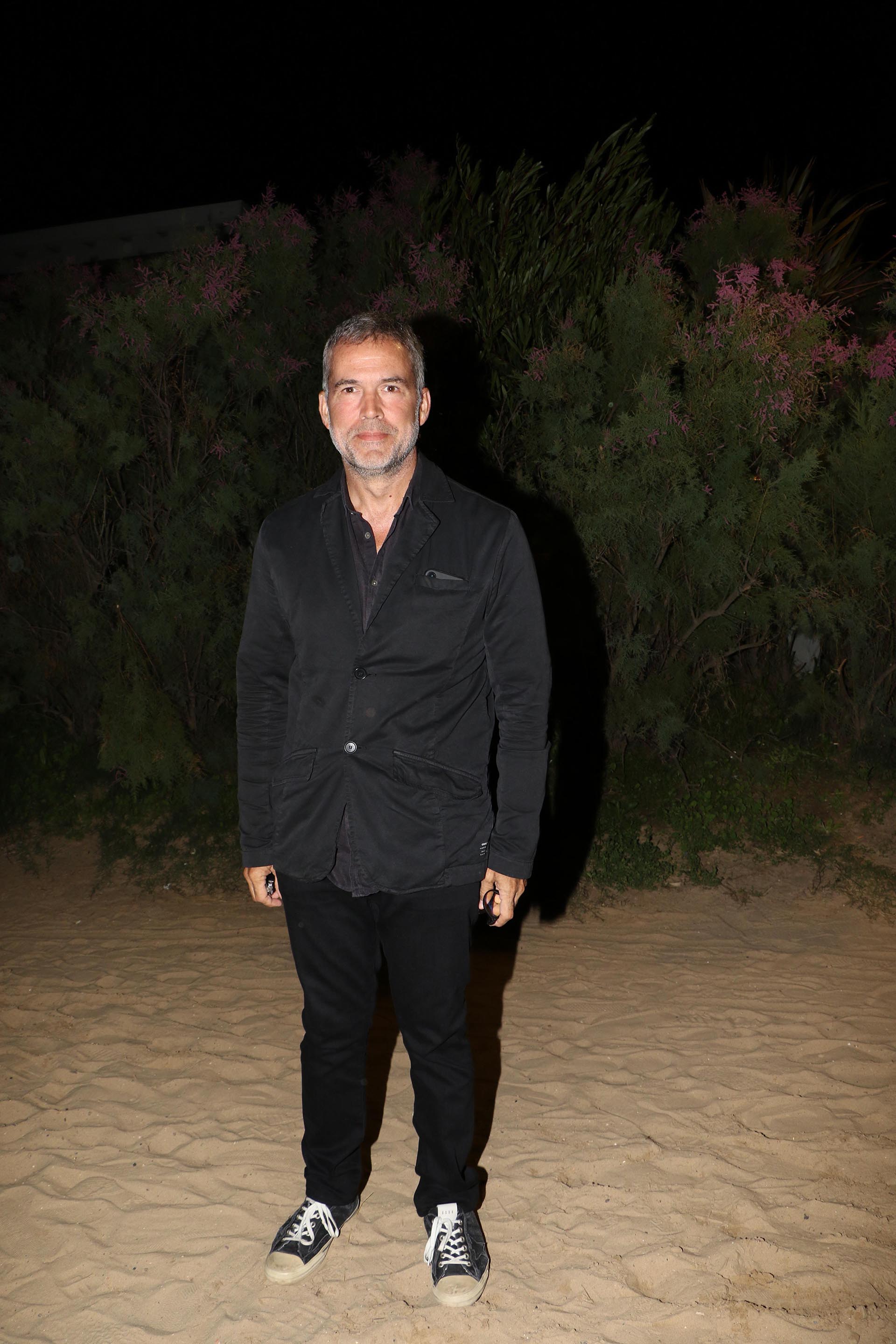 Su marido, Augusto Rodríguez Larreta, con look descontracturado de saco y zapatillas (Foto: Matías Souto)