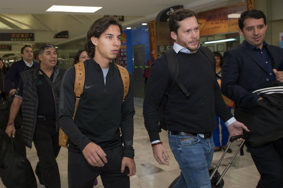 La llegada del futbolista mexicano (Foto: Twitter)