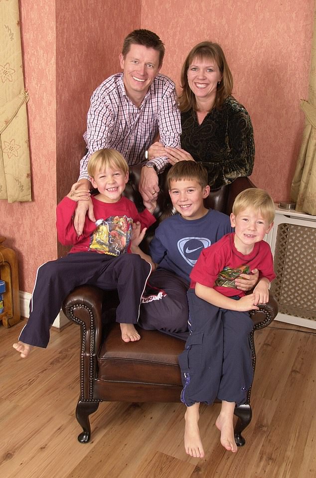 Mason con su ex esposa e hijos.