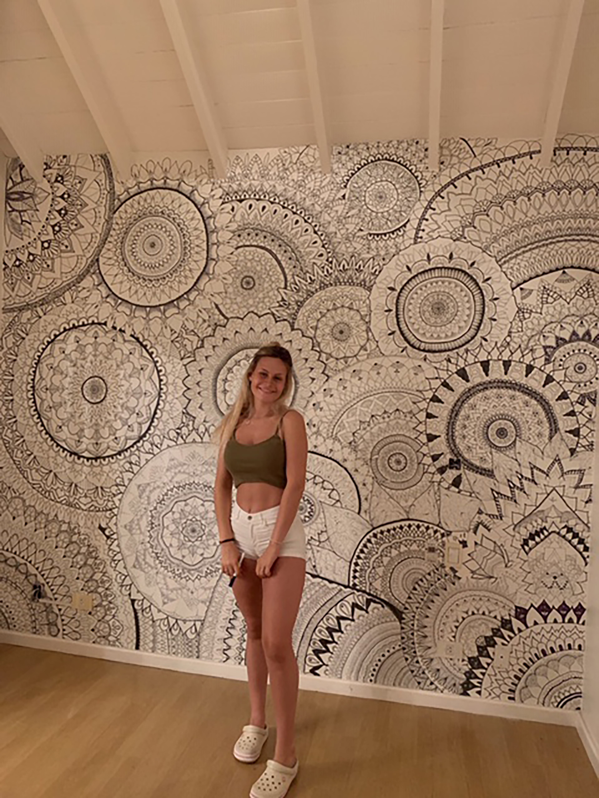 Maria del Pilar Lopez Baquero posa frente a su obra terminada