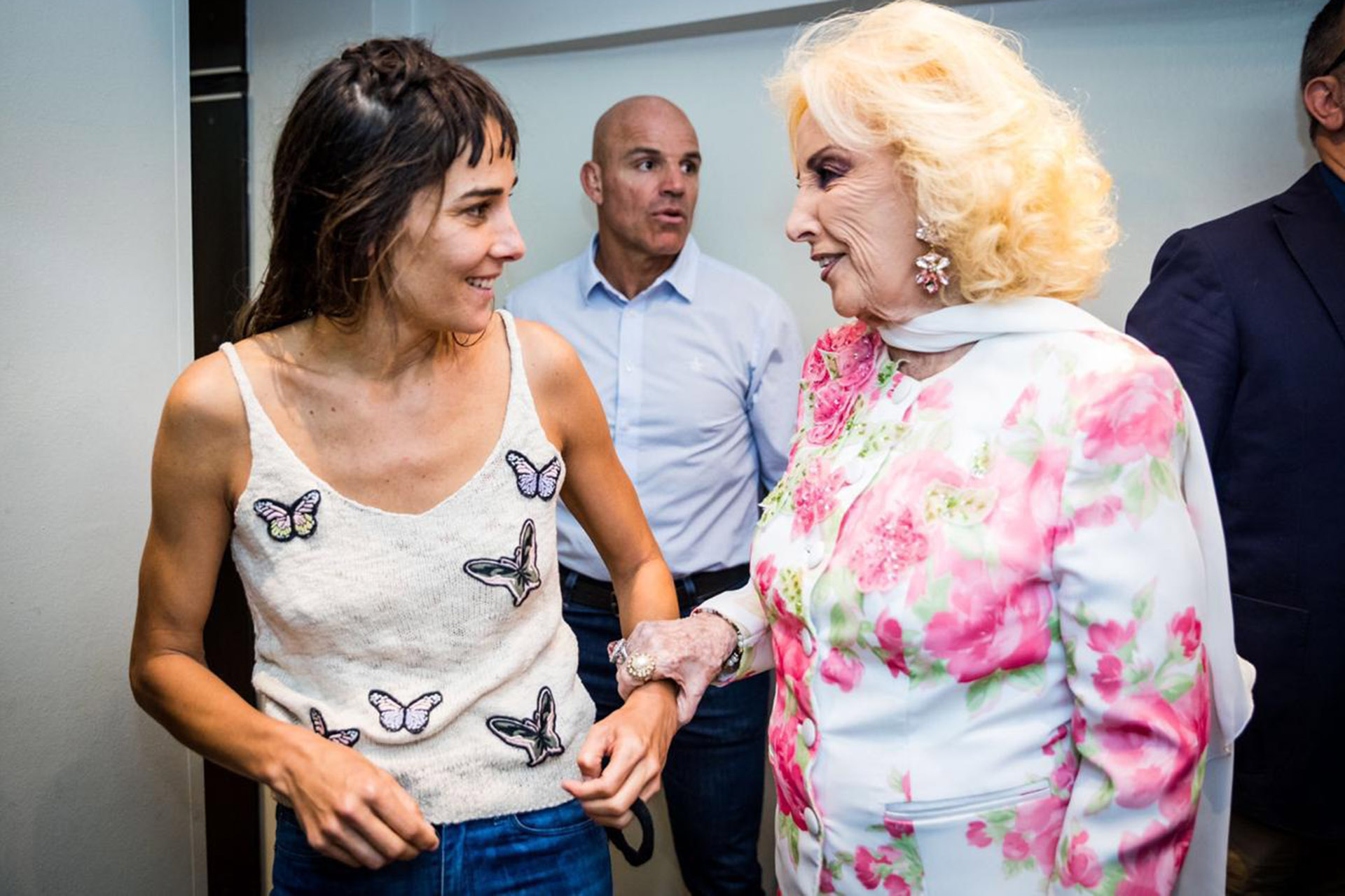 Al término de la función de “El ardor”, Mirtha Legrand se acercó a los camarines para saludar su nieta, Juana Viale. Acompañada por Luciano Cáceres, la actriz se luce sobre el escenario del Teatro Auditorium, de Mar del Plata. Chiquita conoce muy bien ese lugar: Juanita ocupa el mismo camarín que la conductora usara en 1976, cuando protagonizó la obra “Constancia”