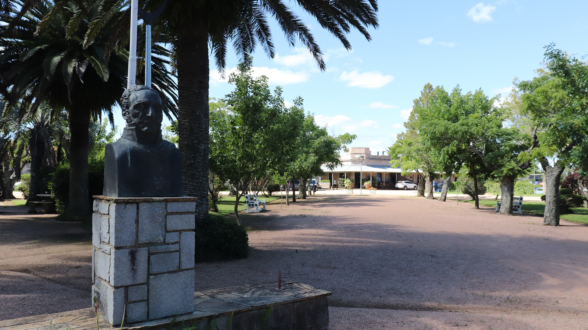 El busto de Artigas y de fondo la esquina de Francis Mallmann