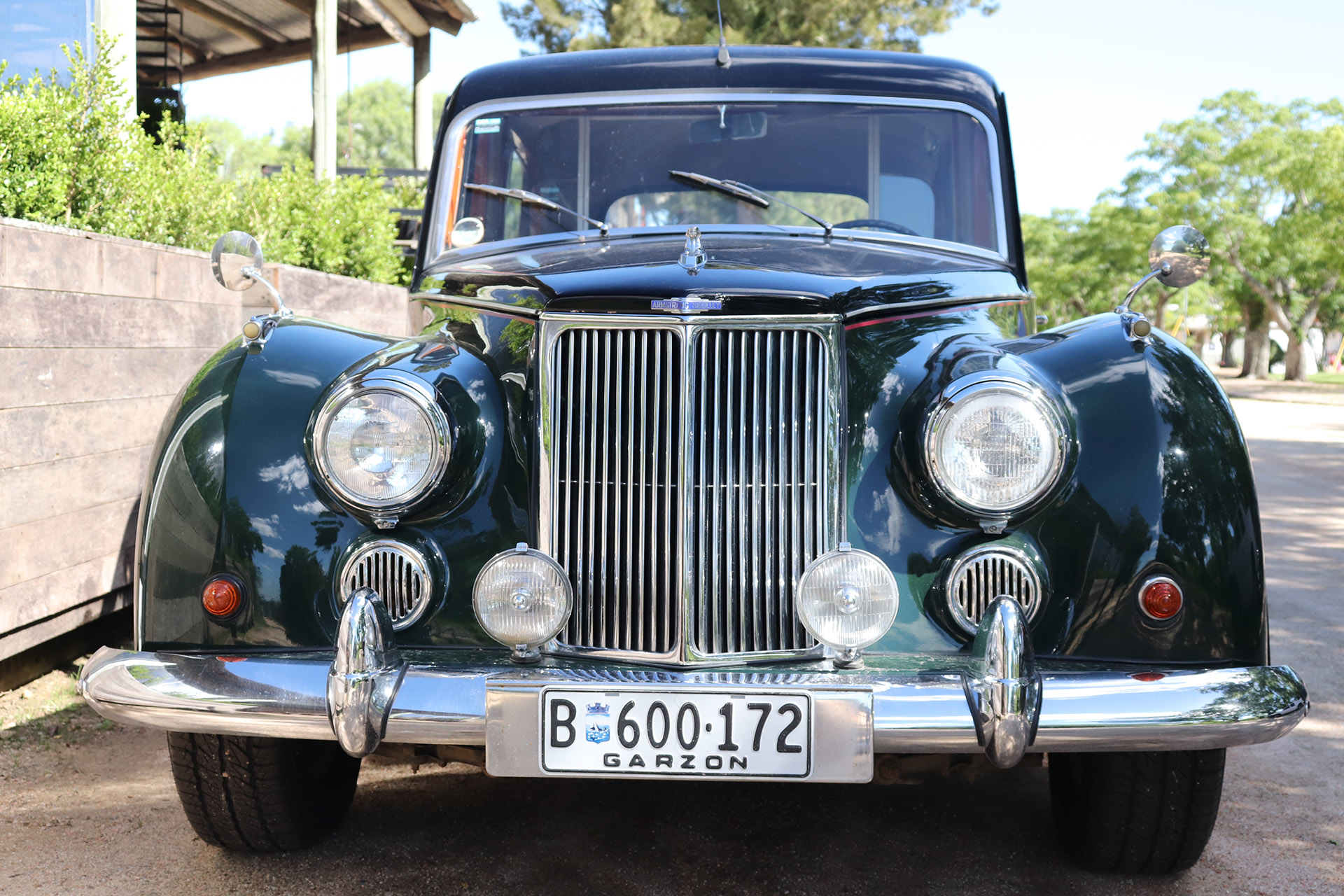 El vehículo es un Armstrong Siddeley, una marca británica que fabricó vehículos y motores de avión entre 1919 y 1960