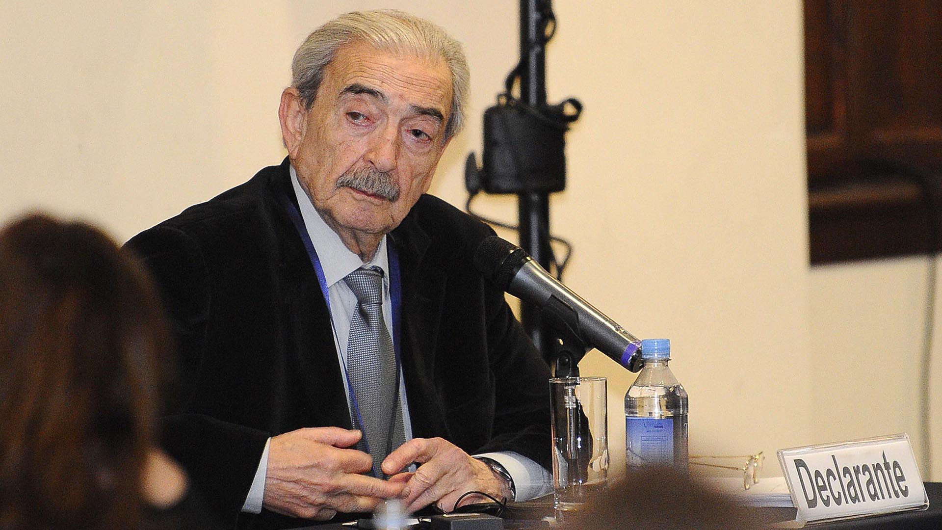 Gelman expone en la audiencia pública de la Corte Interamericana de Derechos Humanos en Quito, Ecuador, en 1995 (AFP/Rodrigo Buendia)