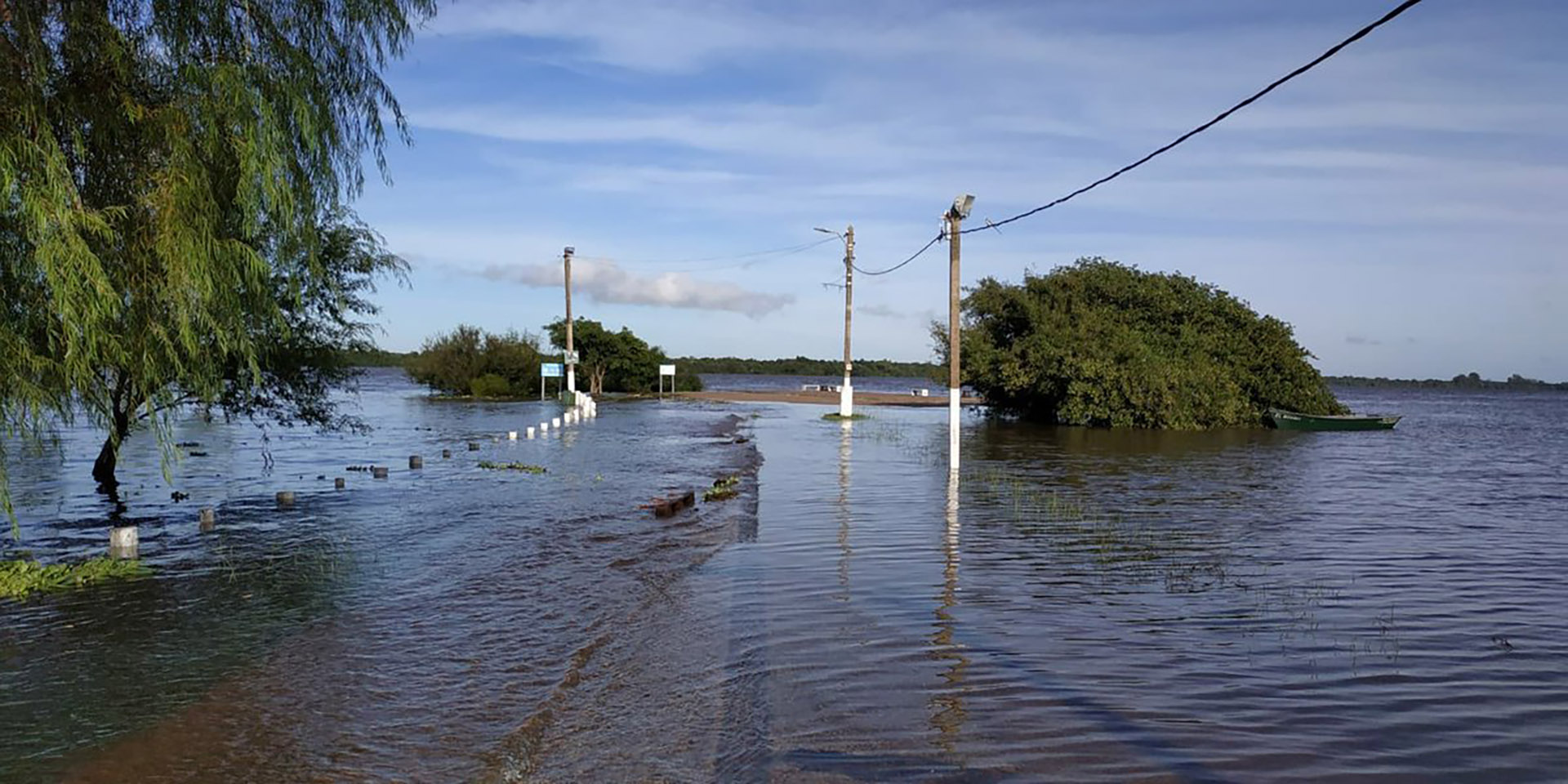 Hay más de mil evacuados por las inundaciones (Twitter @Armada_Uruguay)