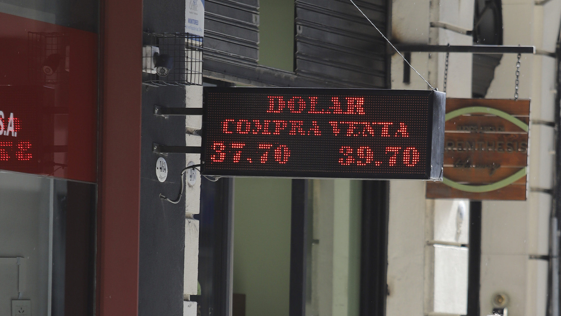 El dólar, en el piso de la banda de flotación (Foto NA)