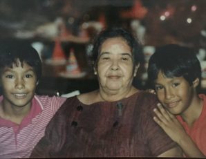 Julián Castro acompañado por su abuela Victoria y su hermano gemelo, Joaquín (Página oficial)
