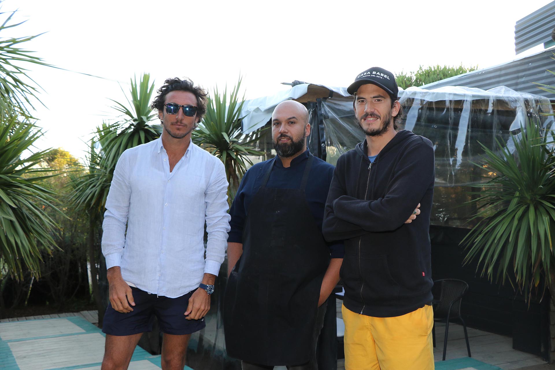 Los tres hombres detrás de Casa Babel en Punta del Este: Pico Mónaco y Panchi Grimaldi con el chef venezolano, Simon Rodríguez (Foto: Matías Souto)