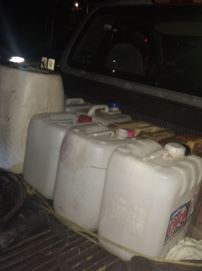 Varias de las garrafas decomisadas ya se encontraban vacías (Foto: Twitter)