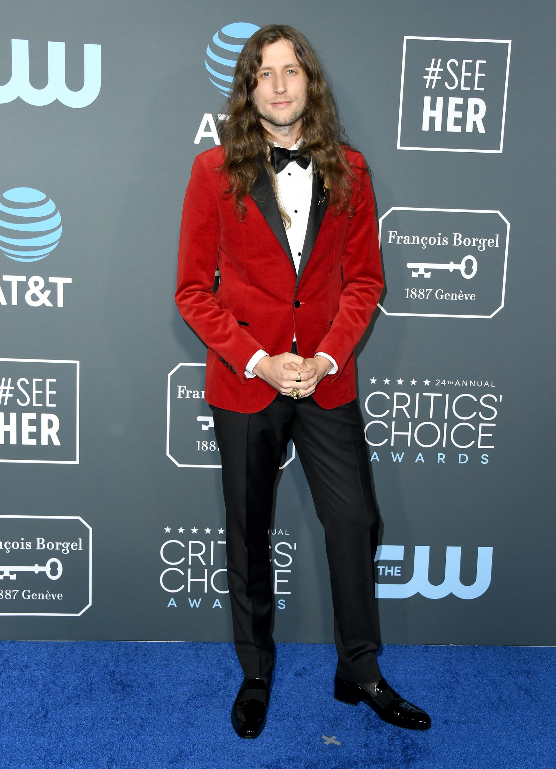 Ludwig Goransson cumplió con el dress code del black tie pero cambió el saco negro por uno en color rojo de gabardina con botones forrados y solapas en seda negra. En sus pies, mocasines acharolados