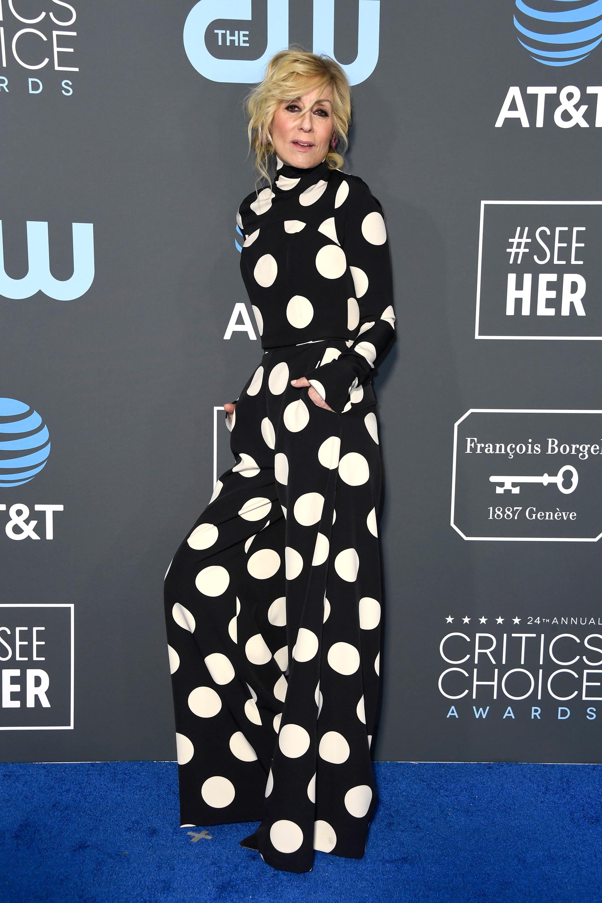 Judith Light, “polka dots lover”. Un look donde los lunares invadieron la monoprenda de la directora y productora de cine. De mangas largas, corte en la cintura y cuello polera, lo completó con stilettos en punta negro