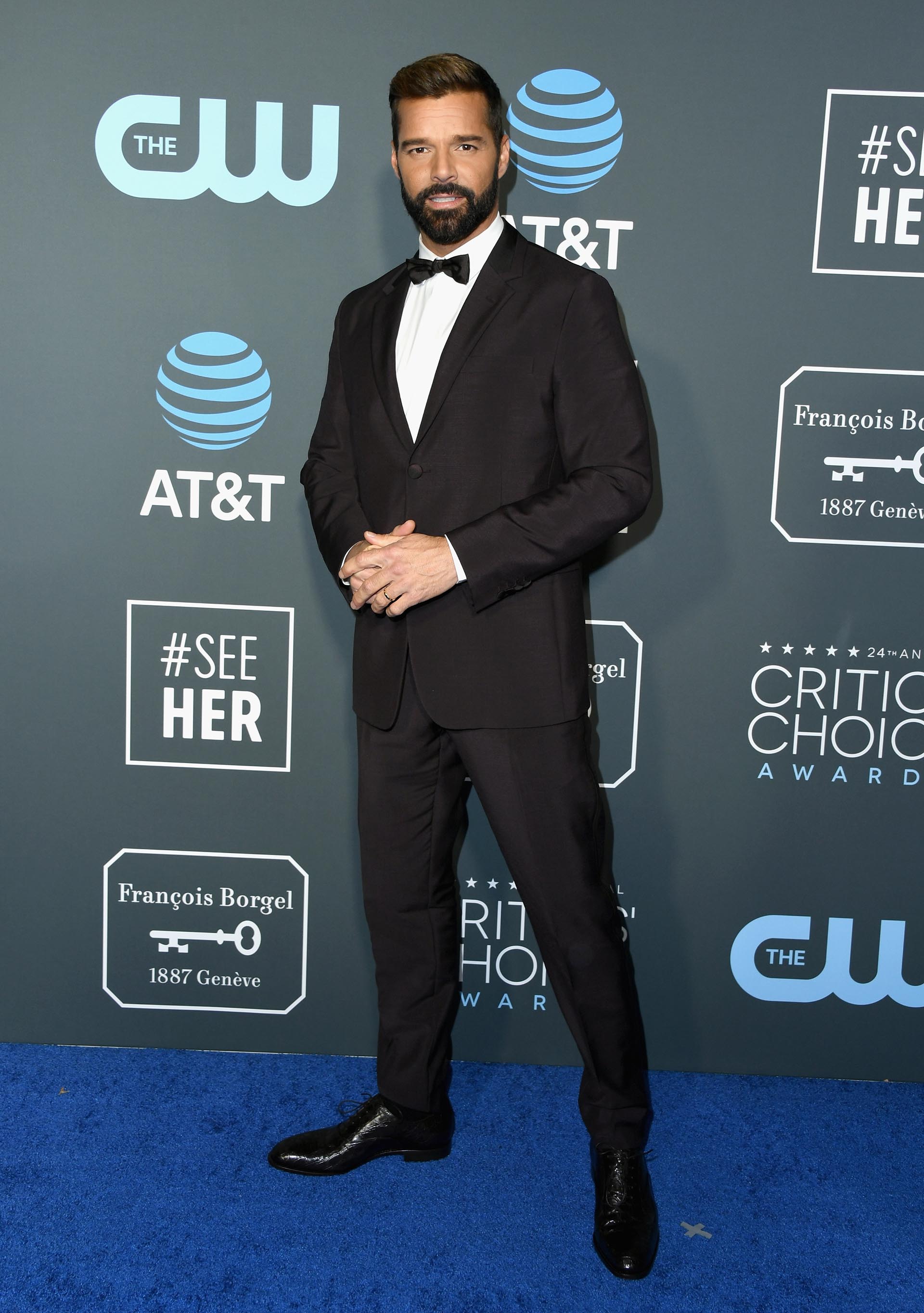 Ricky Martin apostó al black tie. Saco, pantalón y moño negro, combinado con camisa blanca y zapatos acordonados de cuero negro