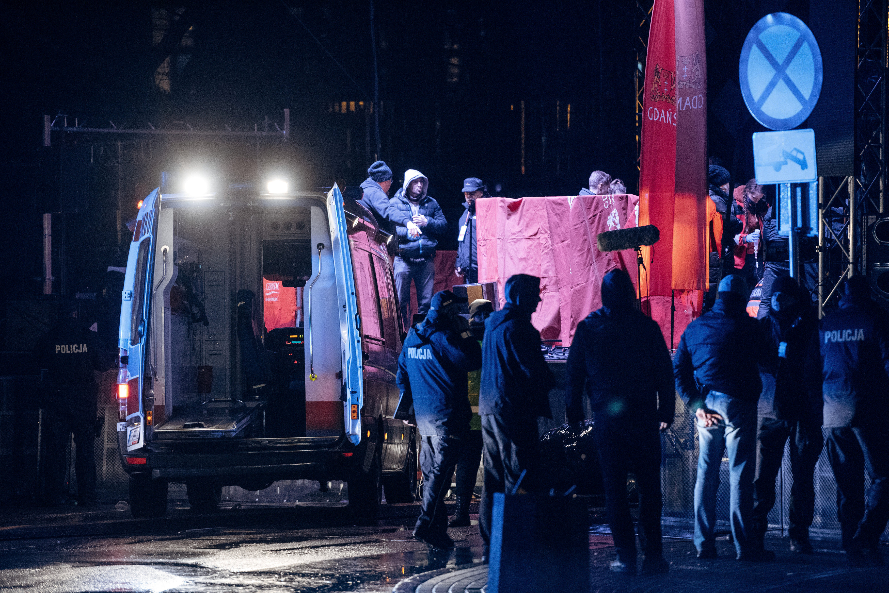 Los servicios de emergencia atienden al alcalde apuñalado (Agencja Gazeta/Bartosz Banka via REUTERS)