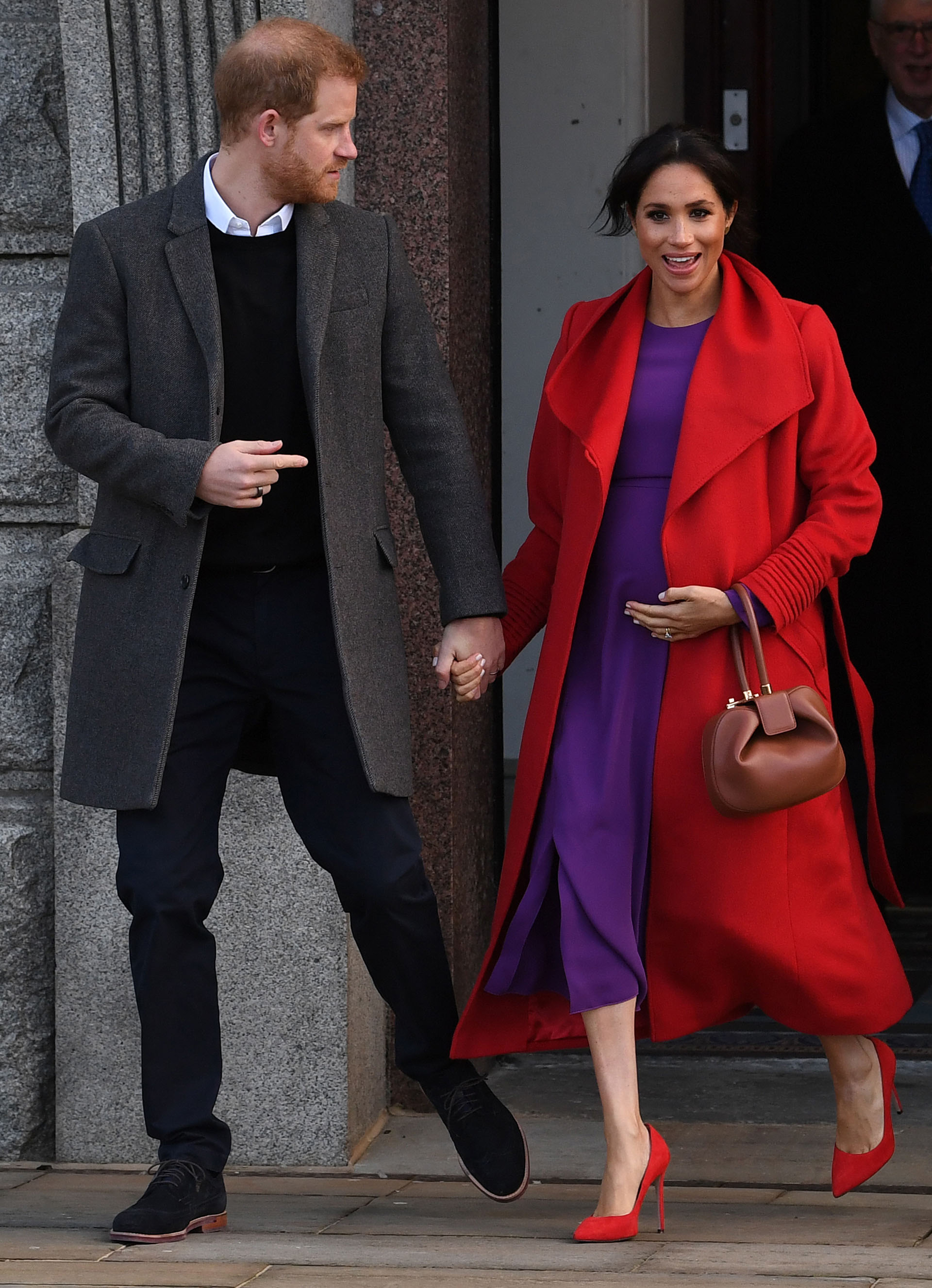 Meghan Markle deslumbró con su look junto a un sobrio príncipe Haryy (AFP)