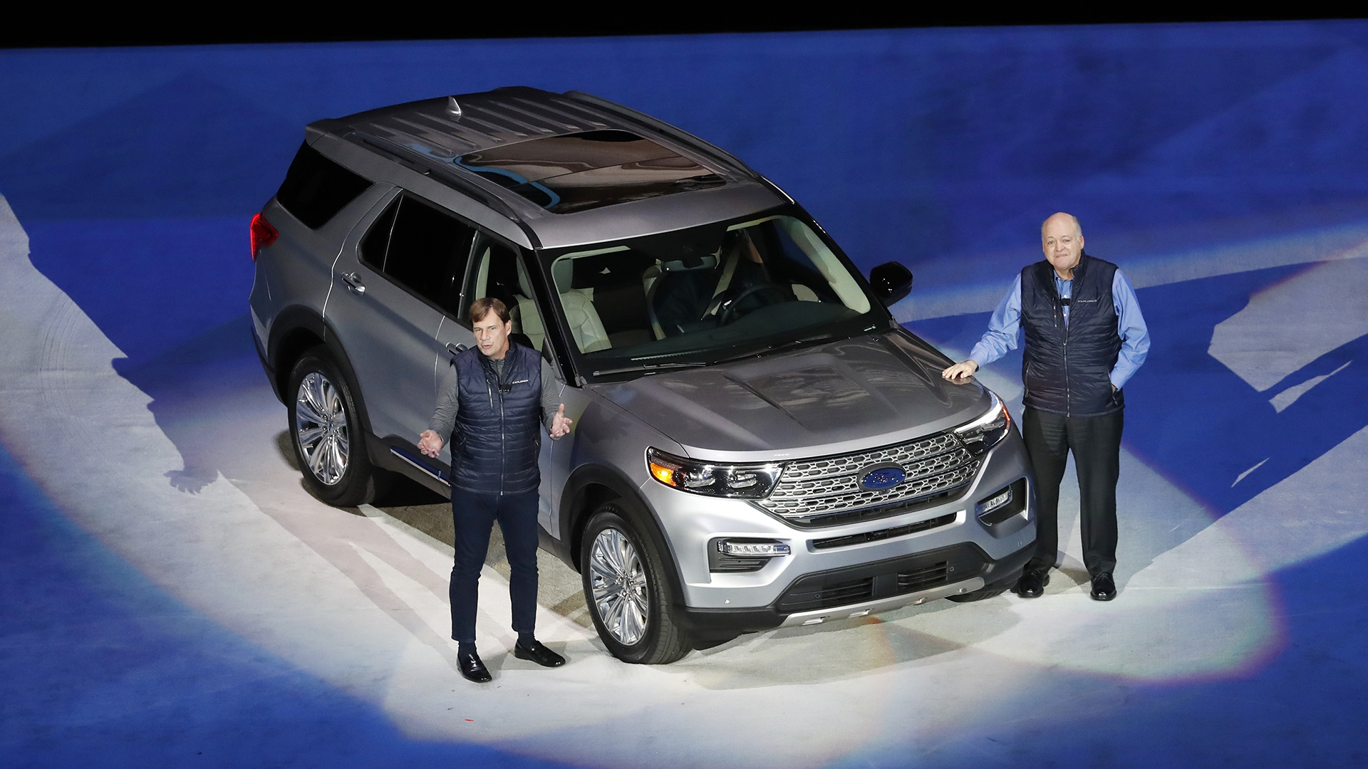 El presidente de Mercados Globales de Ford, Jim Farley, a la izquierda, y el presidente y director ejecutivo, Jim Hackett, junto al rediseñado Ford Explorer 2020 durante su presentación, en Detroit. (AP)