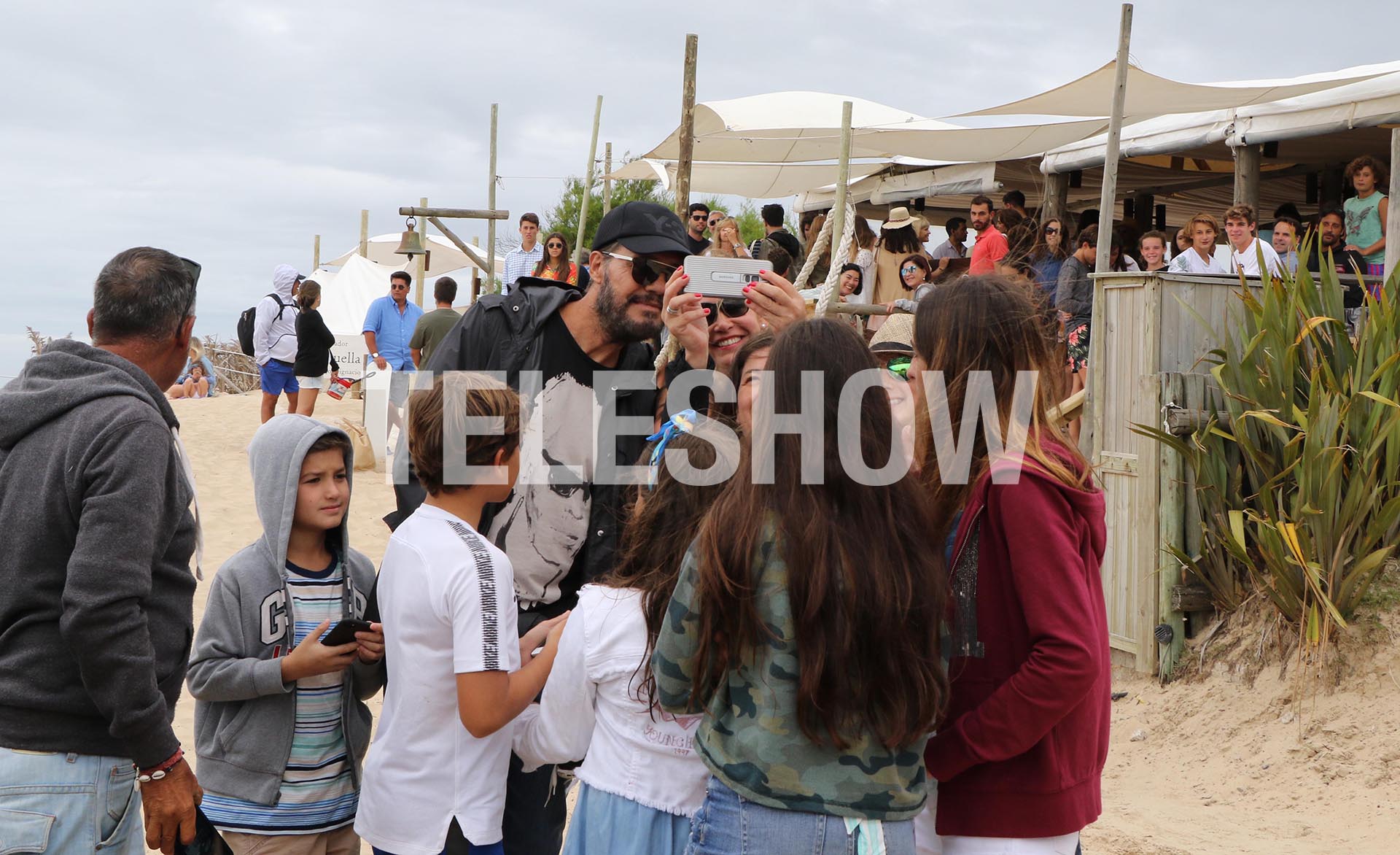A la salida del almuerzo familiar, Marcelo Tinelli se sacó fotos con el público