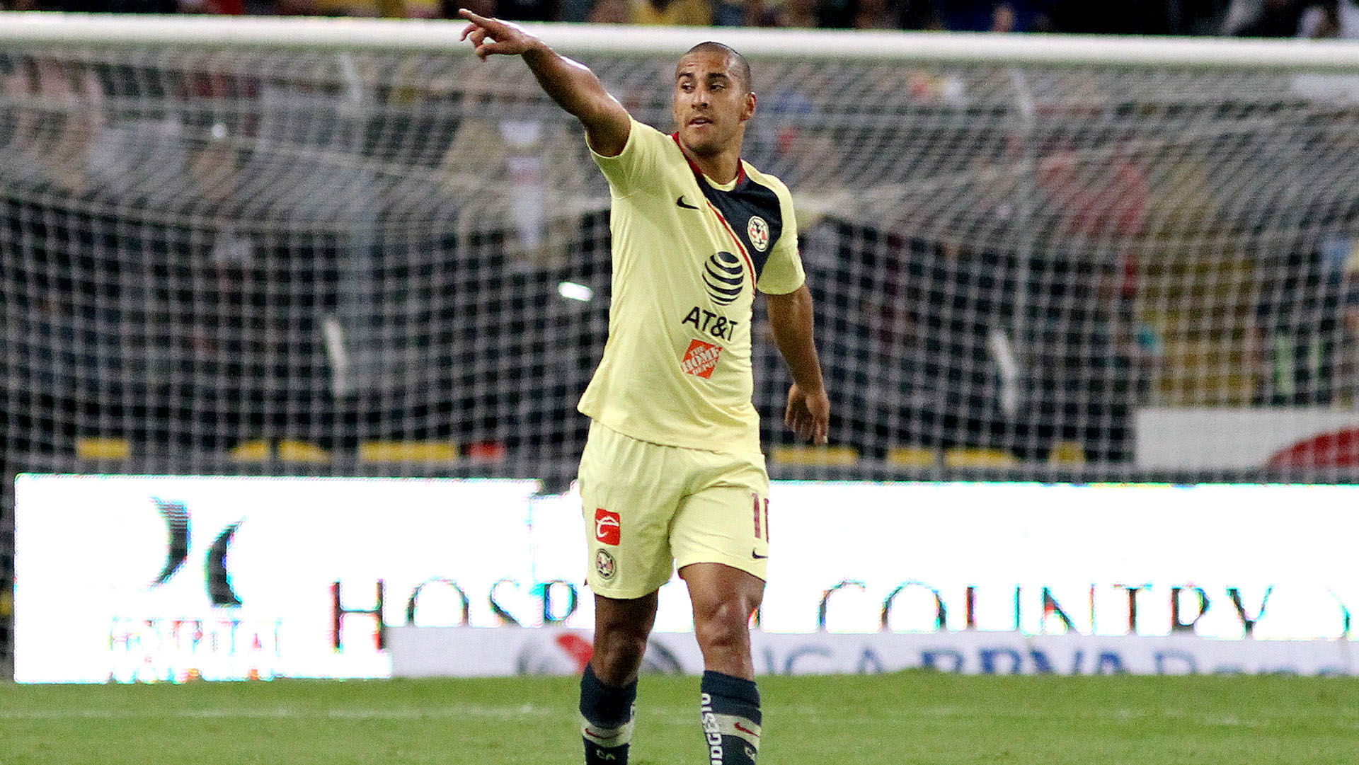 Cecilio Domínguez, el mediocampista paraguayo que juega en América de México y que podría transformarse en el primer refuerzo de Independiente (AFP)