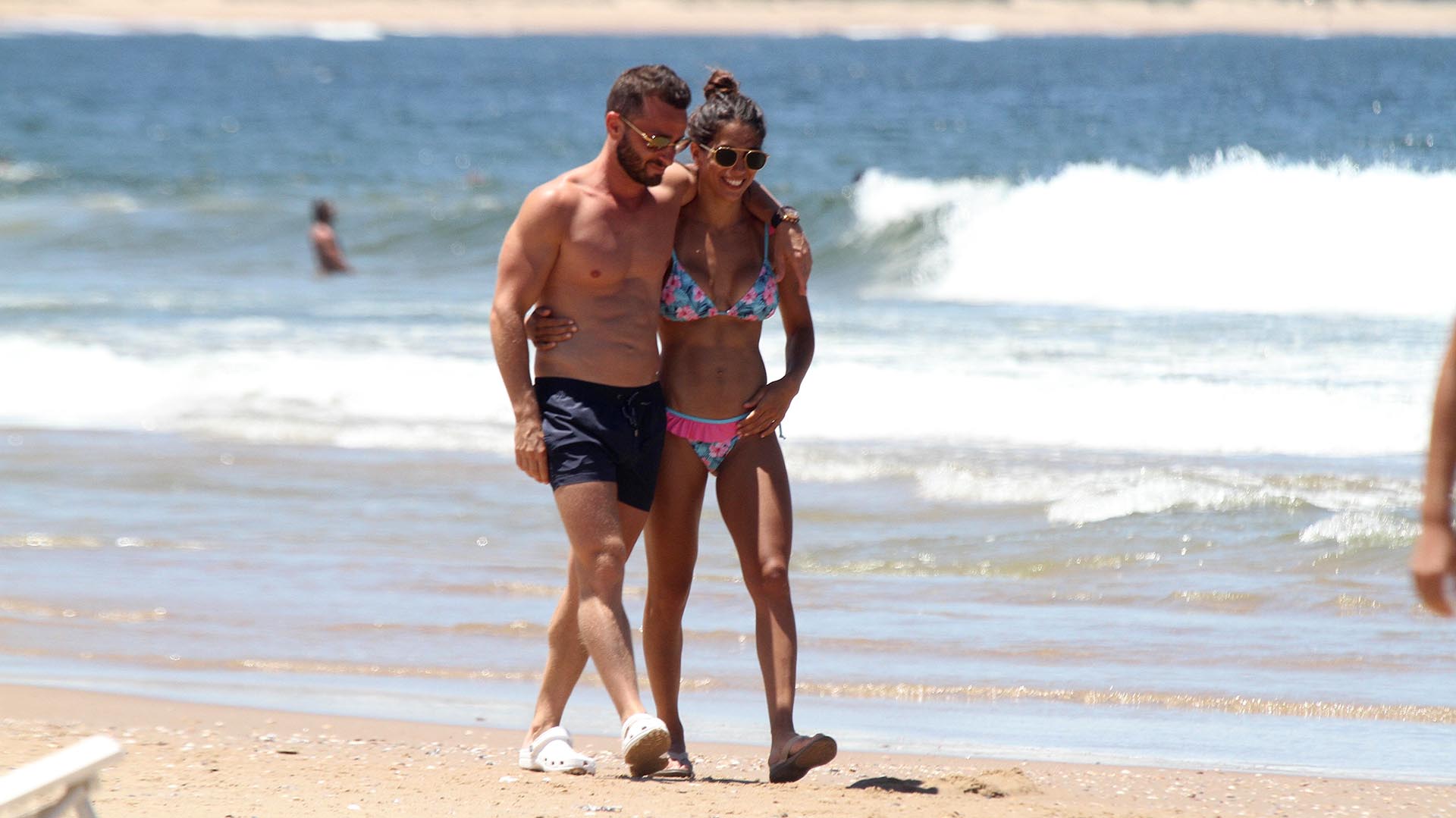 Cinthia Fernández y Matías Baclini pasearon muy enamorados por la playas uruguayas. La bailarina está trabajando como panelista de “Los ángeles de la mañana” (GM Press)