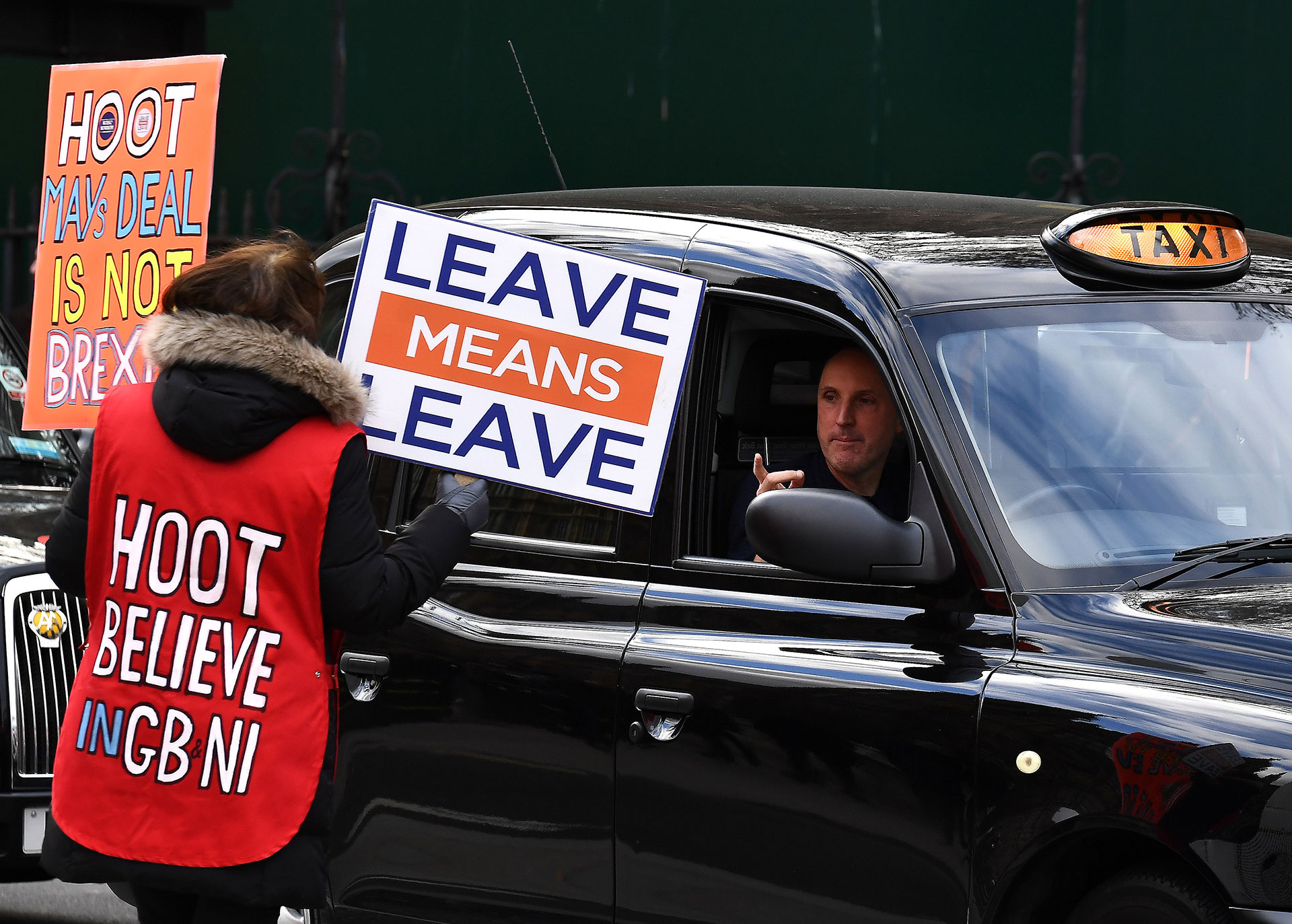 Un manifestante pro- Brexit sostiene un cartel que dice: ‘Salir significa salir’ (Reuters)