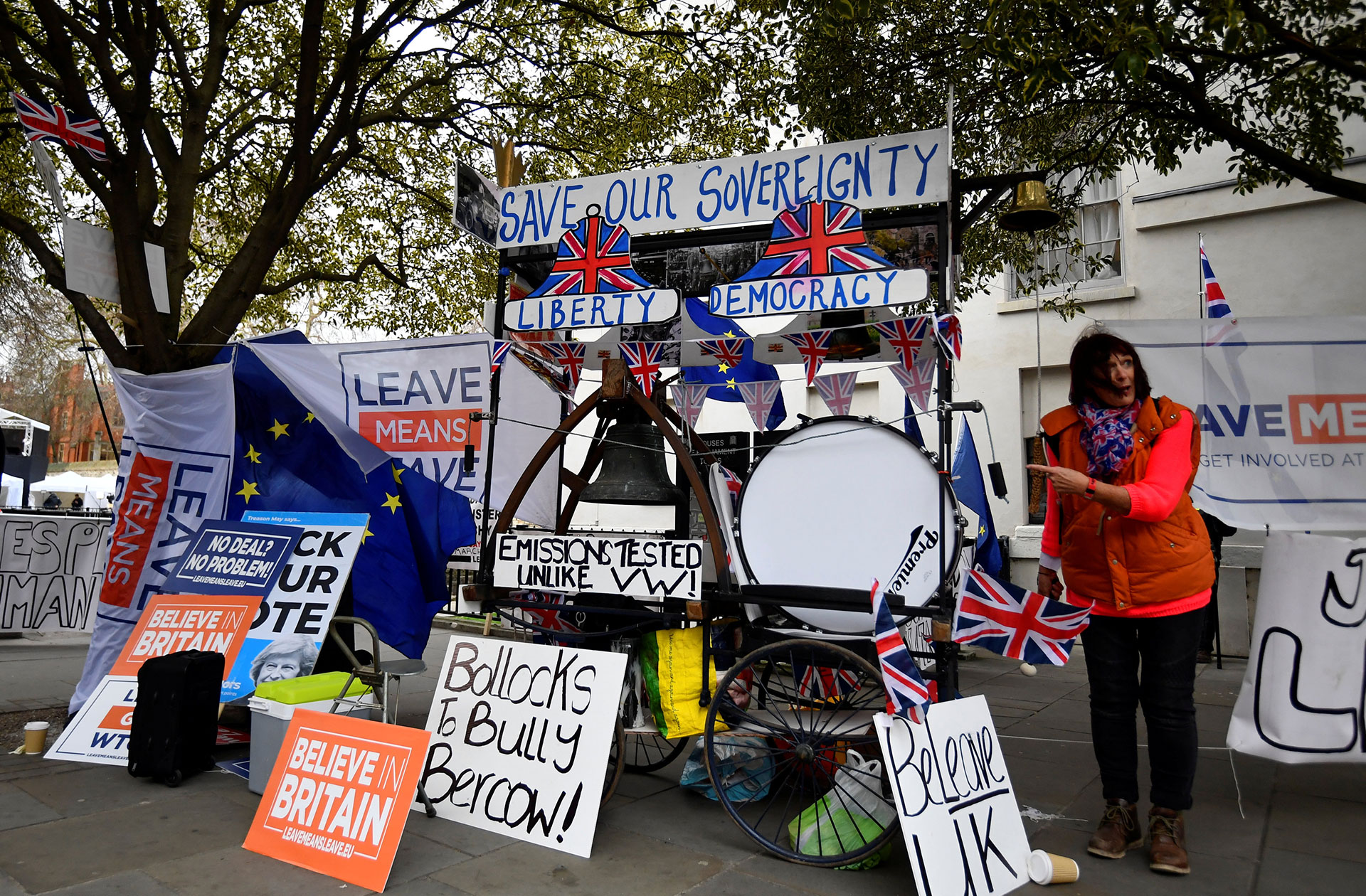 Un manifestante pro-Brexit toca la batería frente a las Casas del Parlamento en Londres, Gran Bretaña, el 15 de enero de 2019. (Reuters)
