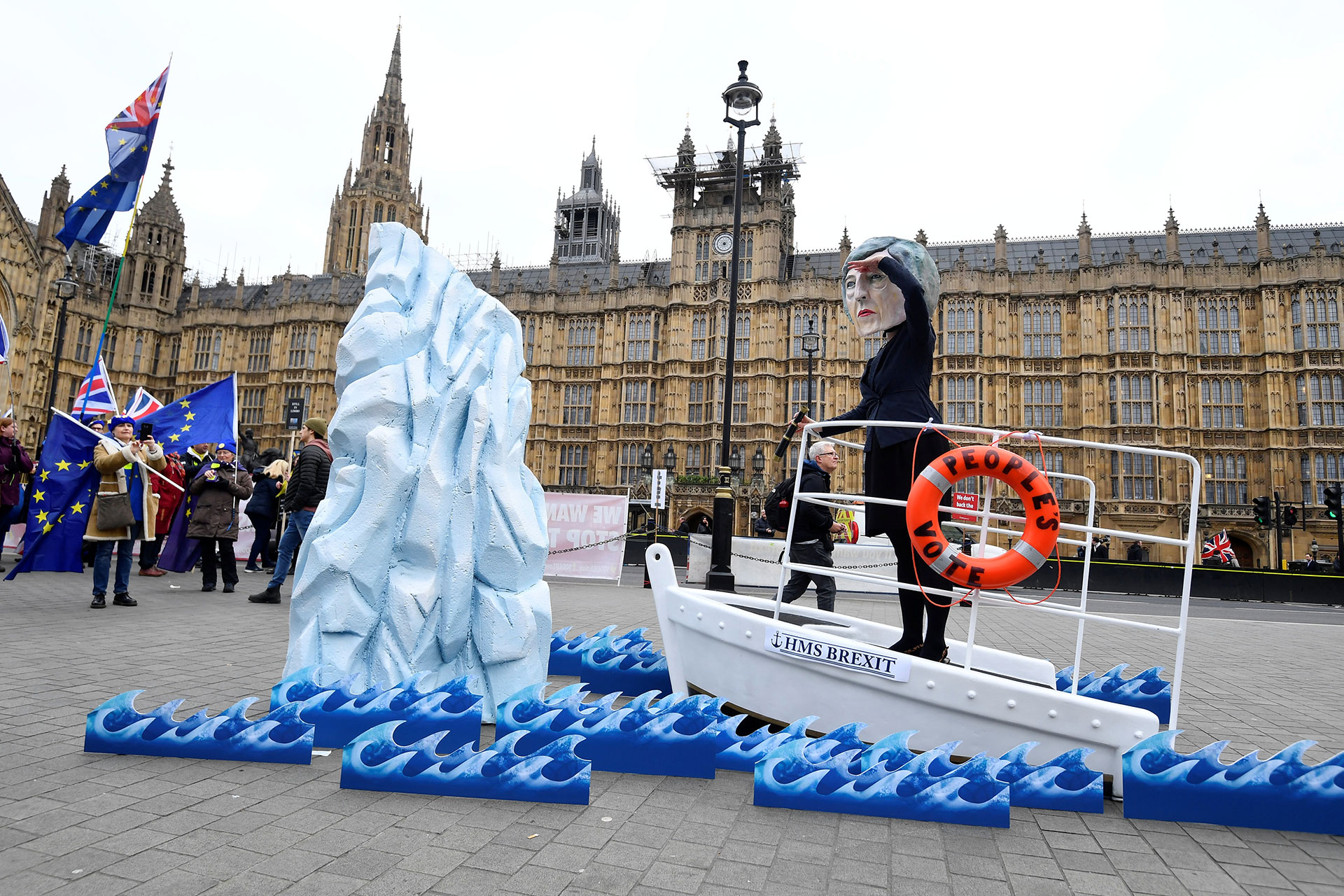 Theresa May pide rescate mientras se hunde su barco en un simulacro de la película Titanic. (Reuters)