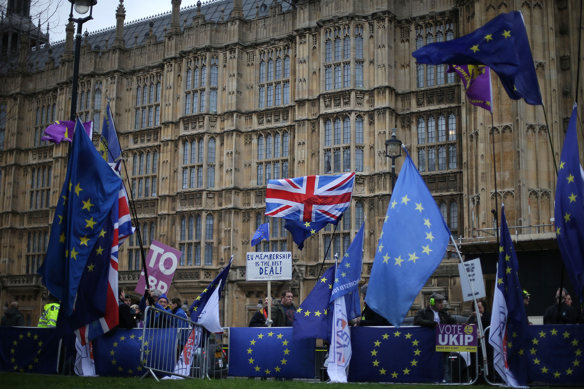 Los manifestantes a favor y en contra de Brexit se congregan ante el Parlamento el 15 de enero de 2019 en el centro de Londres, mientras el Parlamento se prepara para votar finalmente sobre si apoyar o votar en contra del acuerdo alcanzado entre el gobierno de la Primera Ministra Theresa May y la Unión Europea. (AFP)