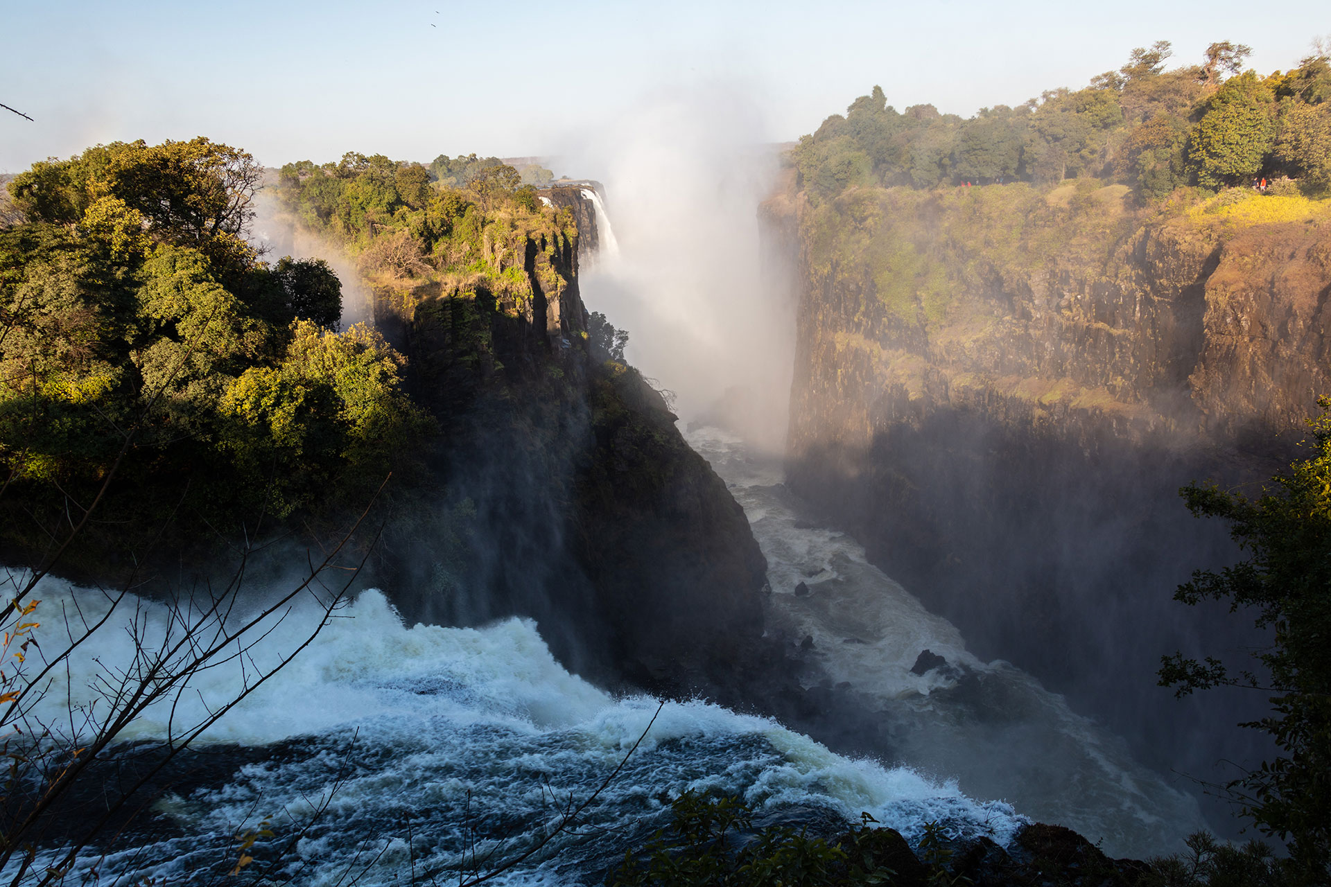 Ya sea que se visiten simplemente para admirar una maravilla natural del mundo, o para un golpe serio de adrenalina a través del rafting o el salto en bungee al Zambeze, las Cataratas Victoria son un destino excepcional