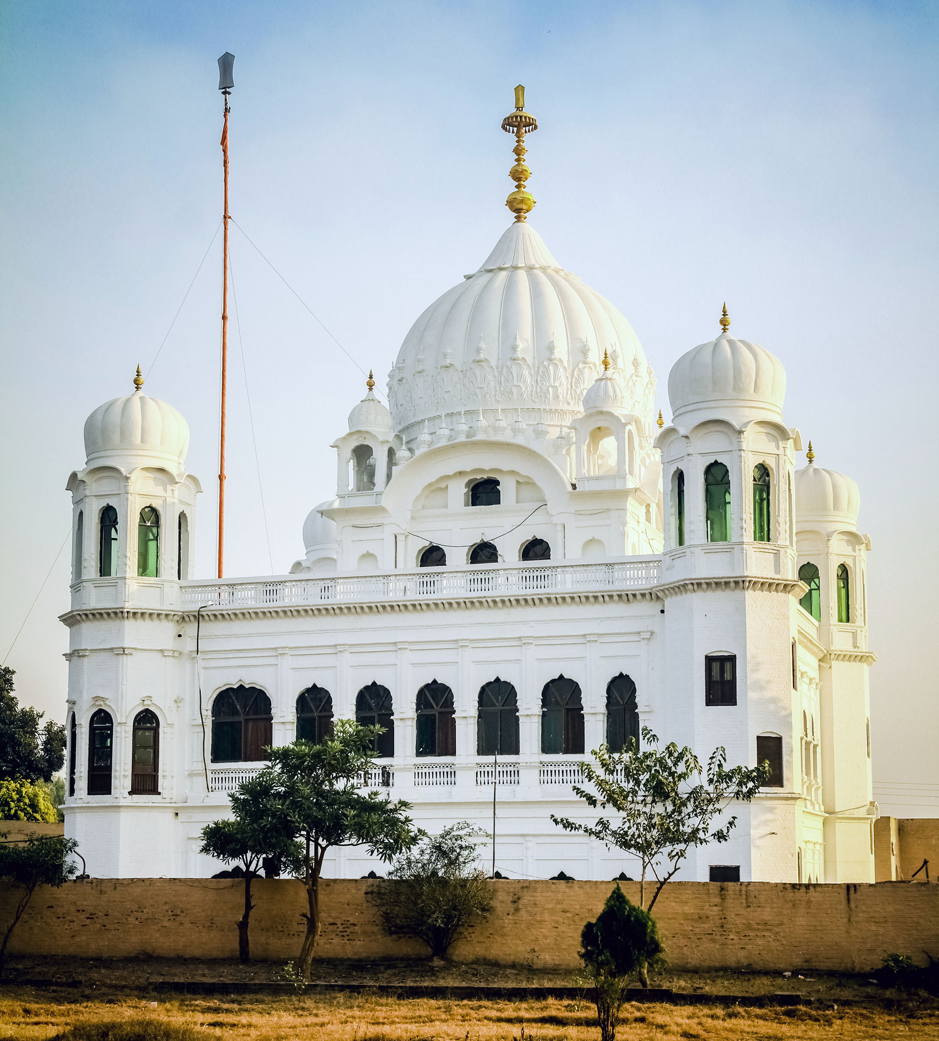 Kartarpur está cerca de la frontera entre India y Pakistán, y ha visto algunos combates en el área durante las guerras de 1965 y 1971 entre dos vecinos