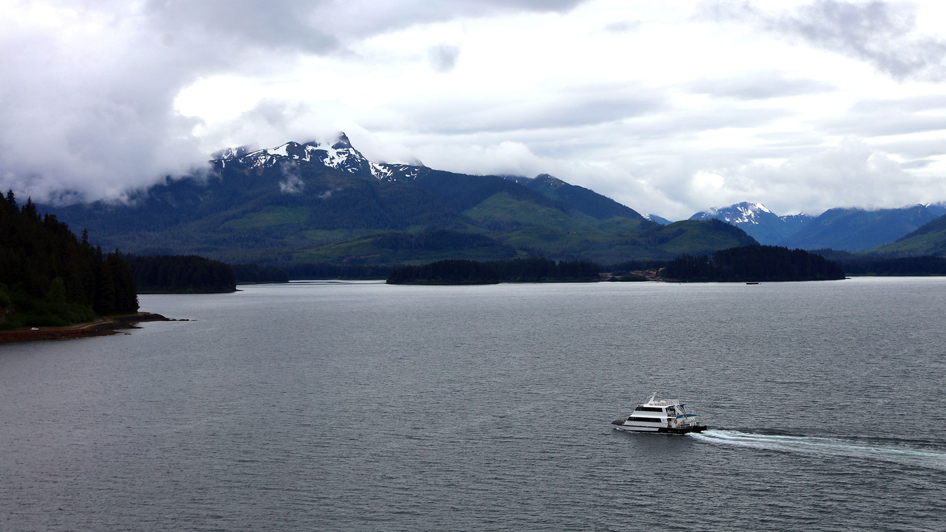 Icy Strait Point ofrece una variedad de excursiones para los visitantes, desde espectáculos de danza nativa hasta observación de ballenas y observación de ballenas