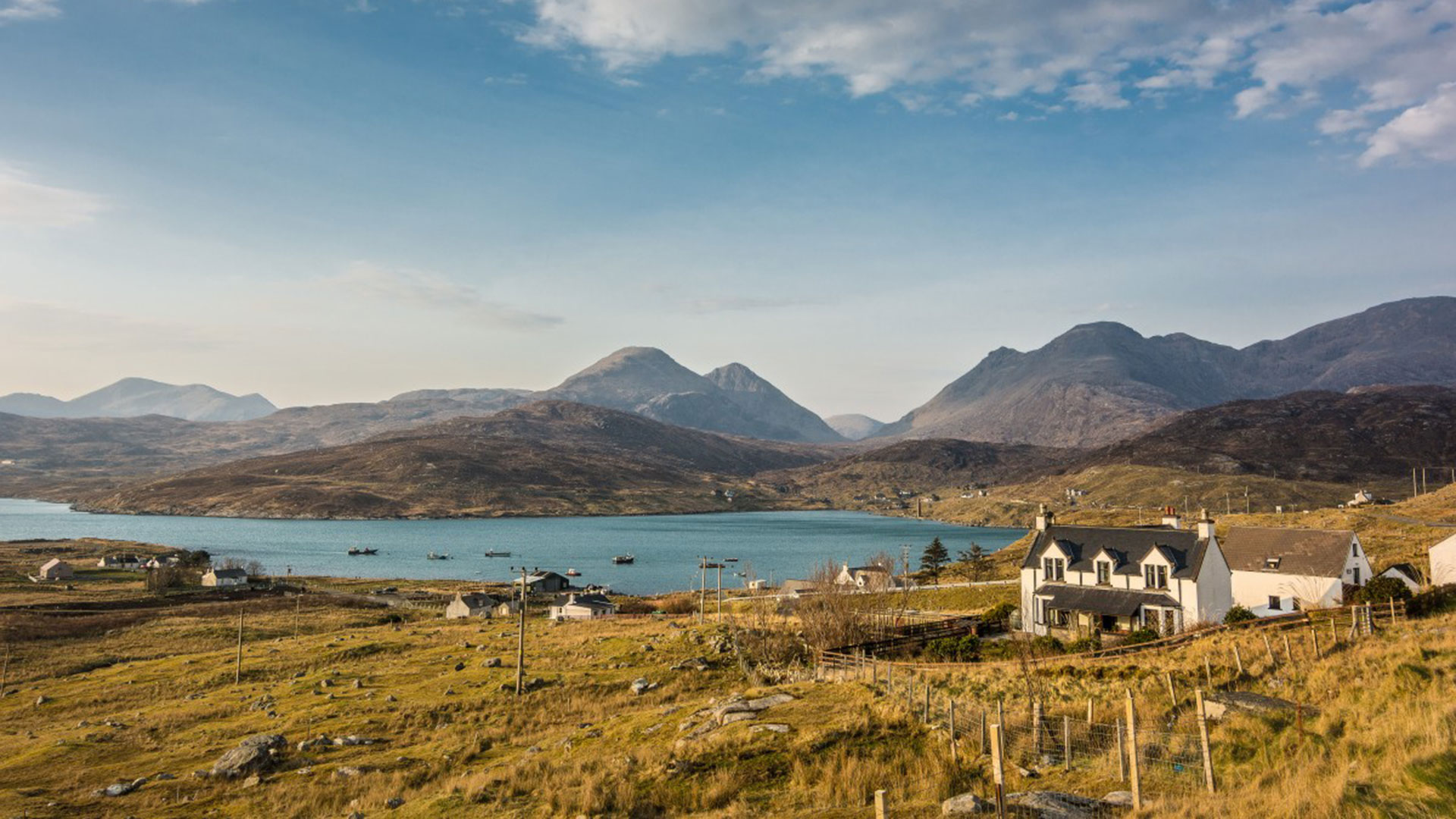 Se trata de la parte sur de una isla de las Hébridas Exteriores, pertenecientes a Escocia. Según el censo de 2001 tenía una población de 3.601 habitantes