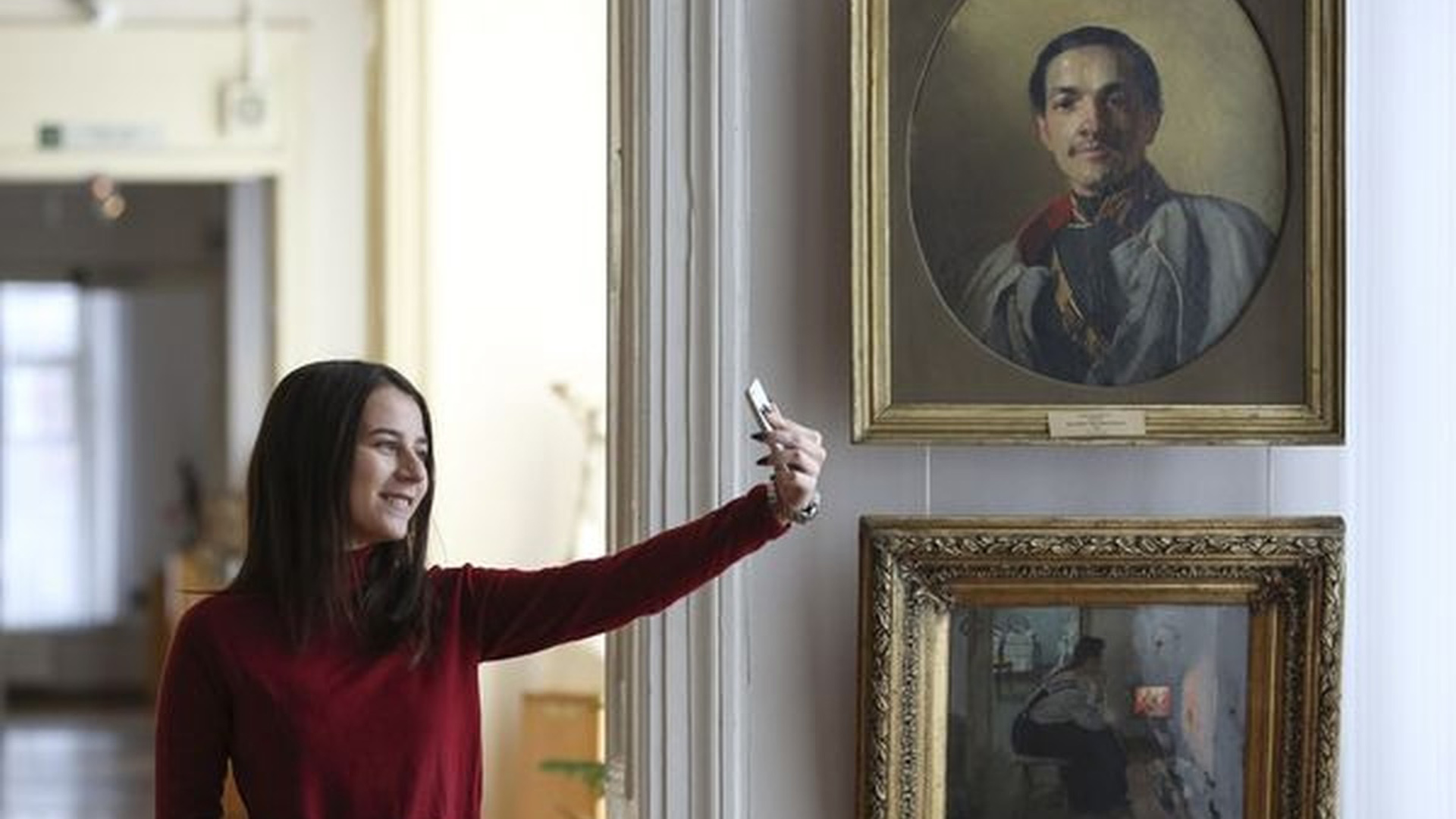 Selfie en el Museo de Arte de Ryazan, en Rusia (Foto: Alexander Ryumin/Getty Images)