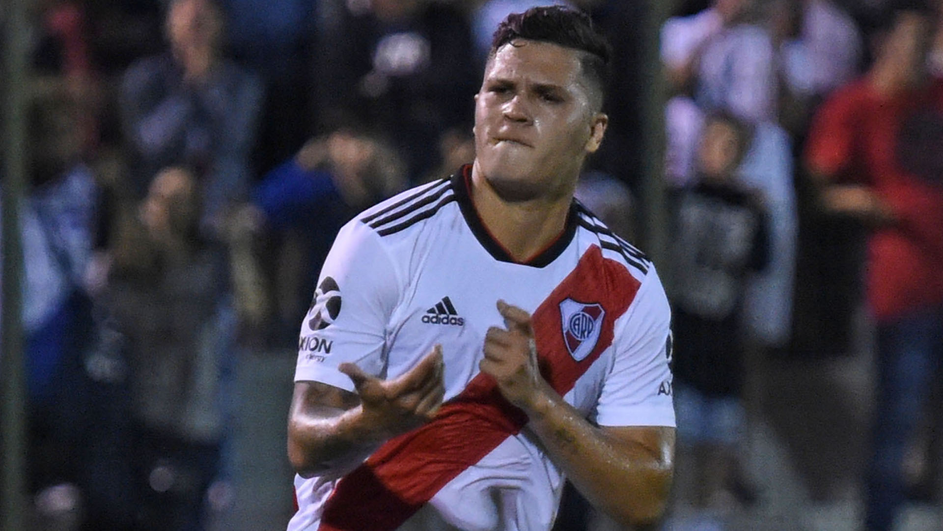 Juan Fernando Quintero celebra su gol y se lo dedica a Rodrigo Mora, quien en las últimas semanas anunció su retiro del fútbol (Foto Baires)