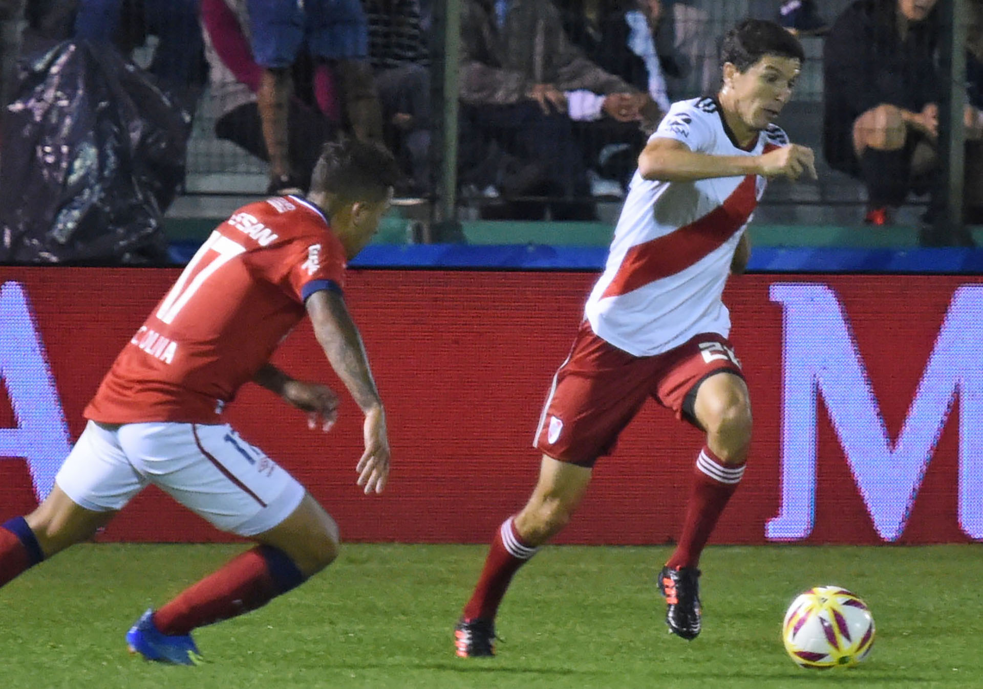 “Nacho” Fernández en acción frente a Nacional de Uruguay, en el primer amistoso de River del año (Foto Baires)