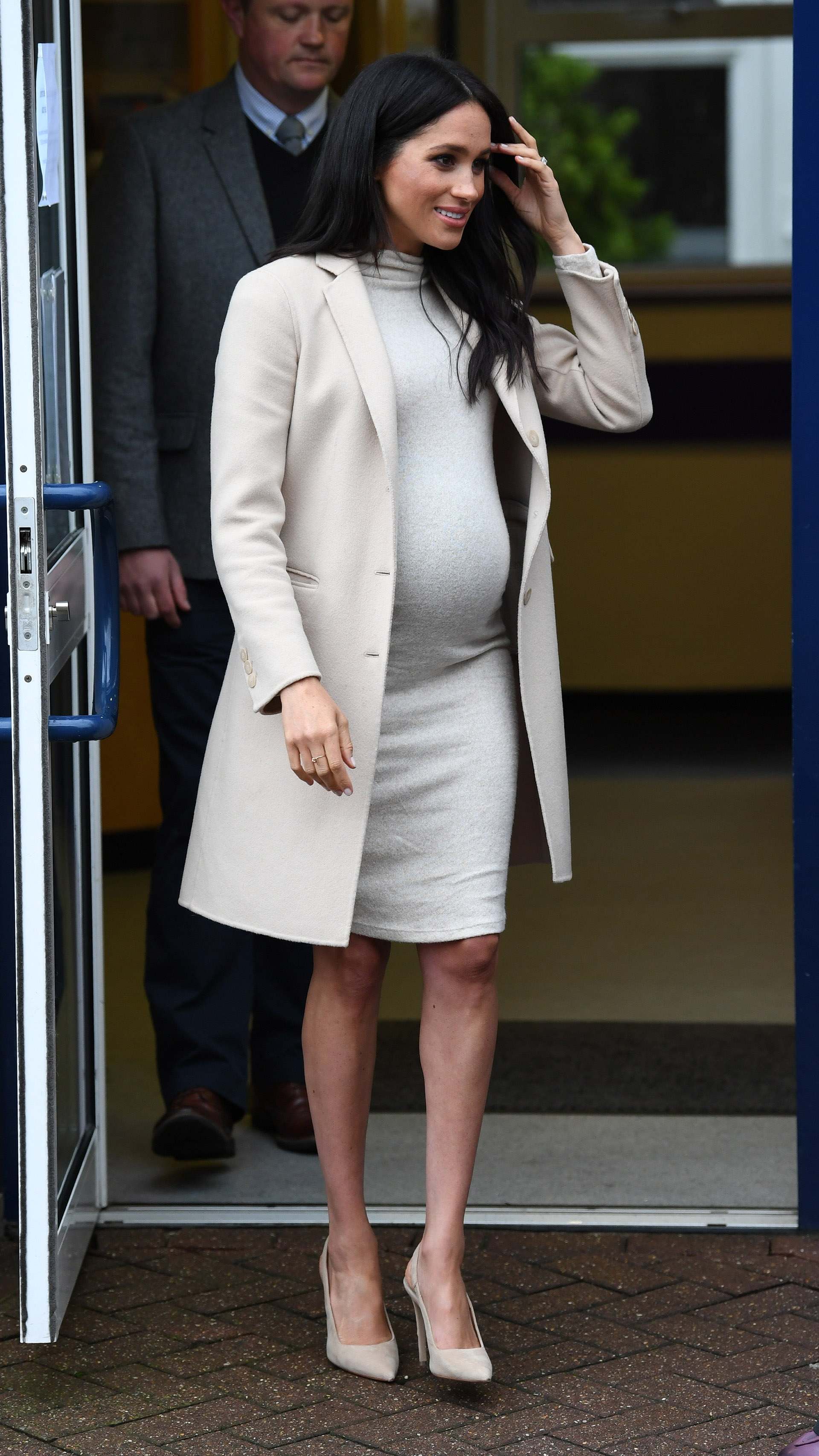 Meghan sorprendió con un vestido de maternidad de la tiendad popular H&M de USD 35 para un compromiso en Mayhew Animal Welfare Charity en Londres. Sin embargo, su abrigo Armani probablemente costaba un poco más