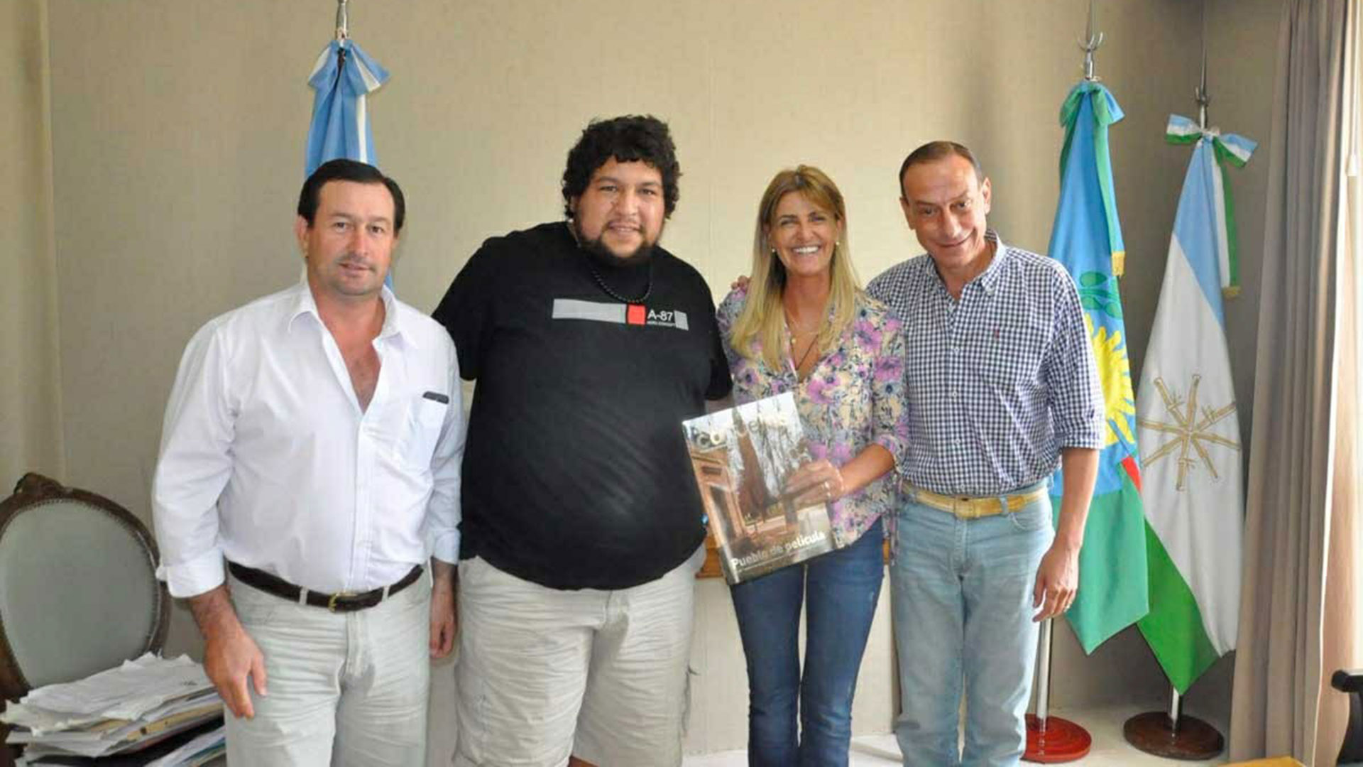 Gustavo Arrieta Intendente de Cañuelas , Marisa Fassi Jefatura de gabinete de Cañuelas e integrantes de la Unión vecinal organizadores de corso