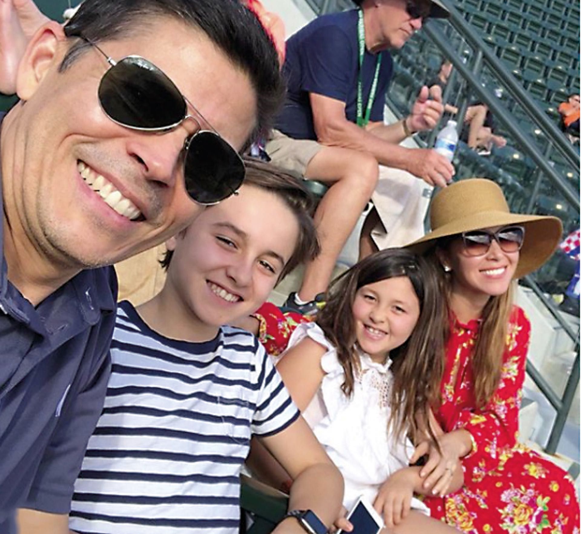 En familia: Monique junto a su marido Tom Bugbee, CEO de la marca, y sus hijos Jack y Sophia.