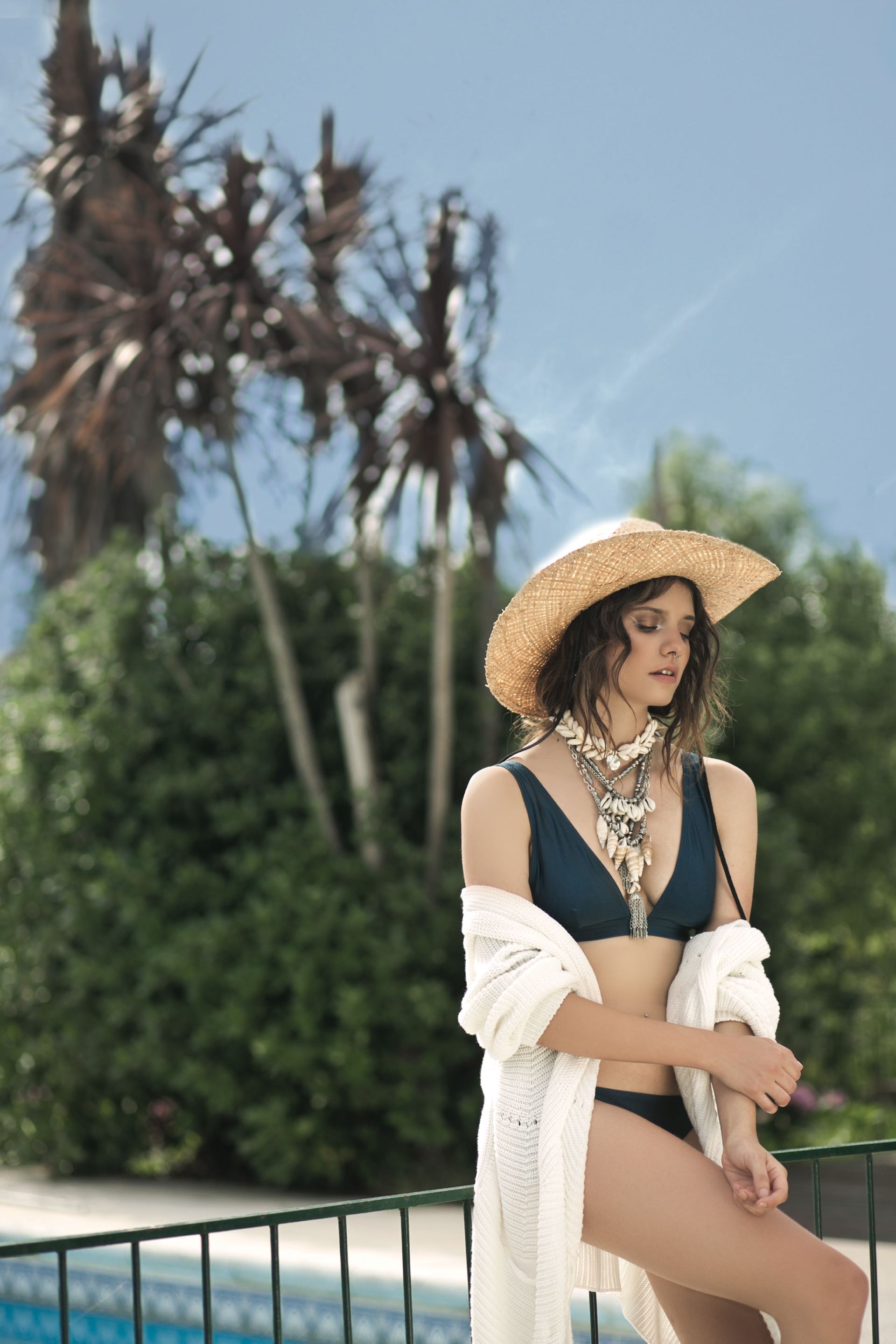 Bikini y vedetina de Lycra($ 1.790, Falabella), cárdigan tejido ($ 3.500, Vitamina) y sombrero de paja ($ 1.658, Made in Chola).