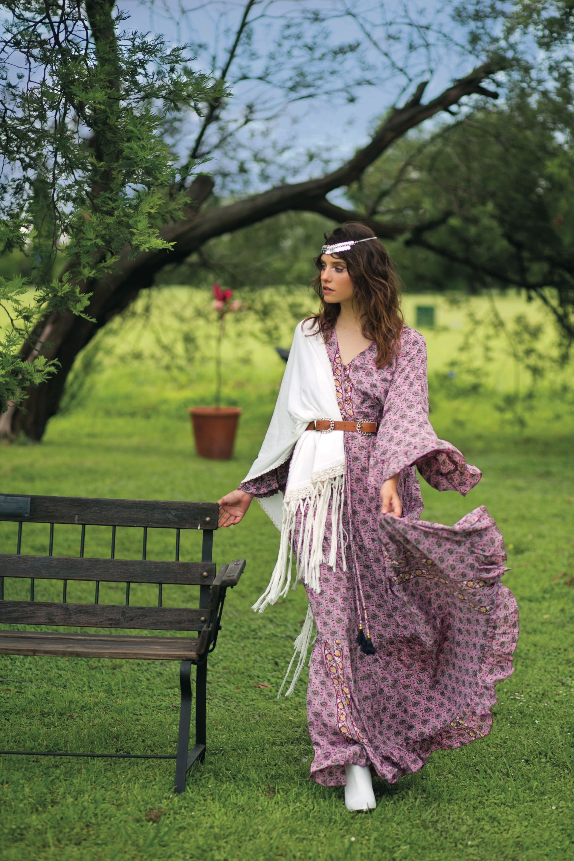 Vestido amplio estampado (Var’s), chal tejido con flecos($ 1.900, Joaquina Gurruchaga), cinturón de cuero ($ 650, Mettre) y botas de cuero ($ 4.900, Vitamina).