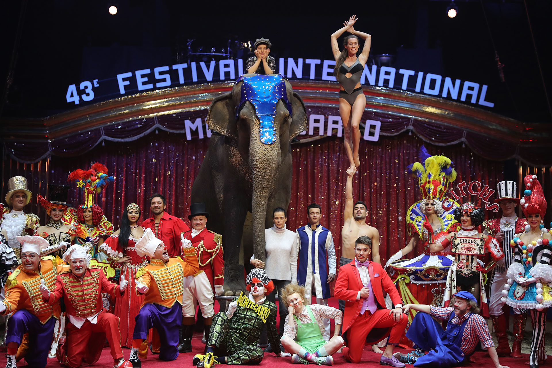 Estefanía de Mónaco posa con los artistas y un elefante en la apertura del la 43° edición del Festival Internacional de Circo de Monte Carlo