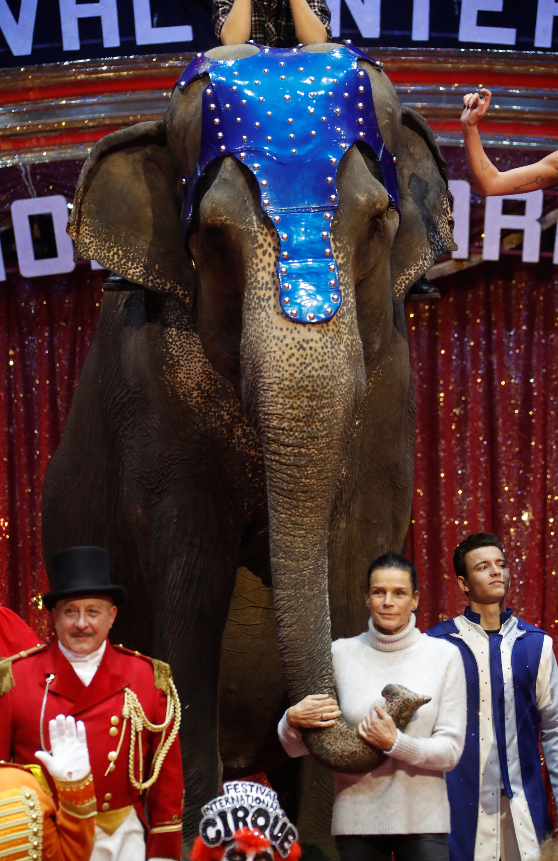 La princesa posó junto al elefante y al famoso maestro de ceremonias, “Petit Gougou”