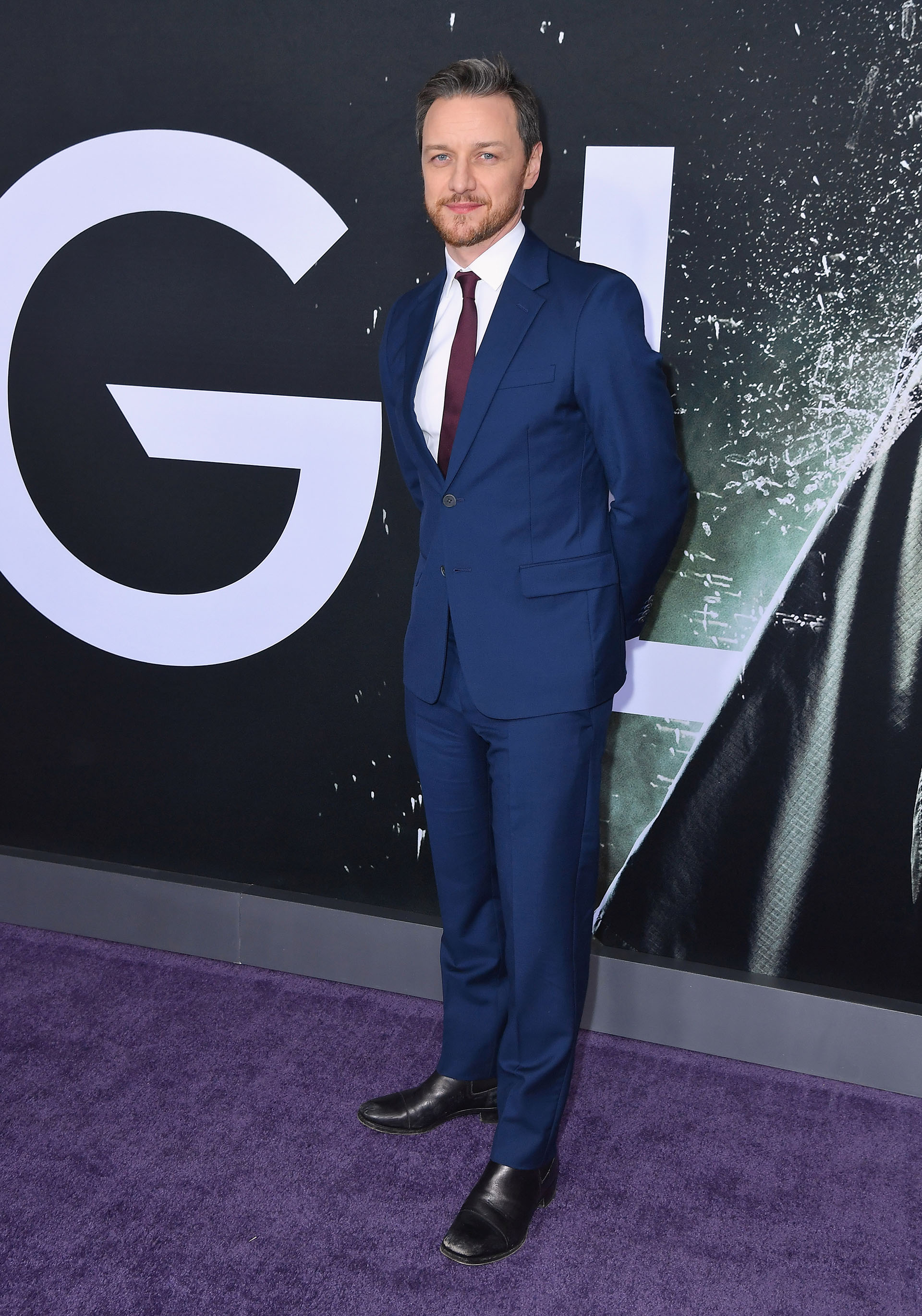 James McAvoy pasó por la red carpet con un traje impecable